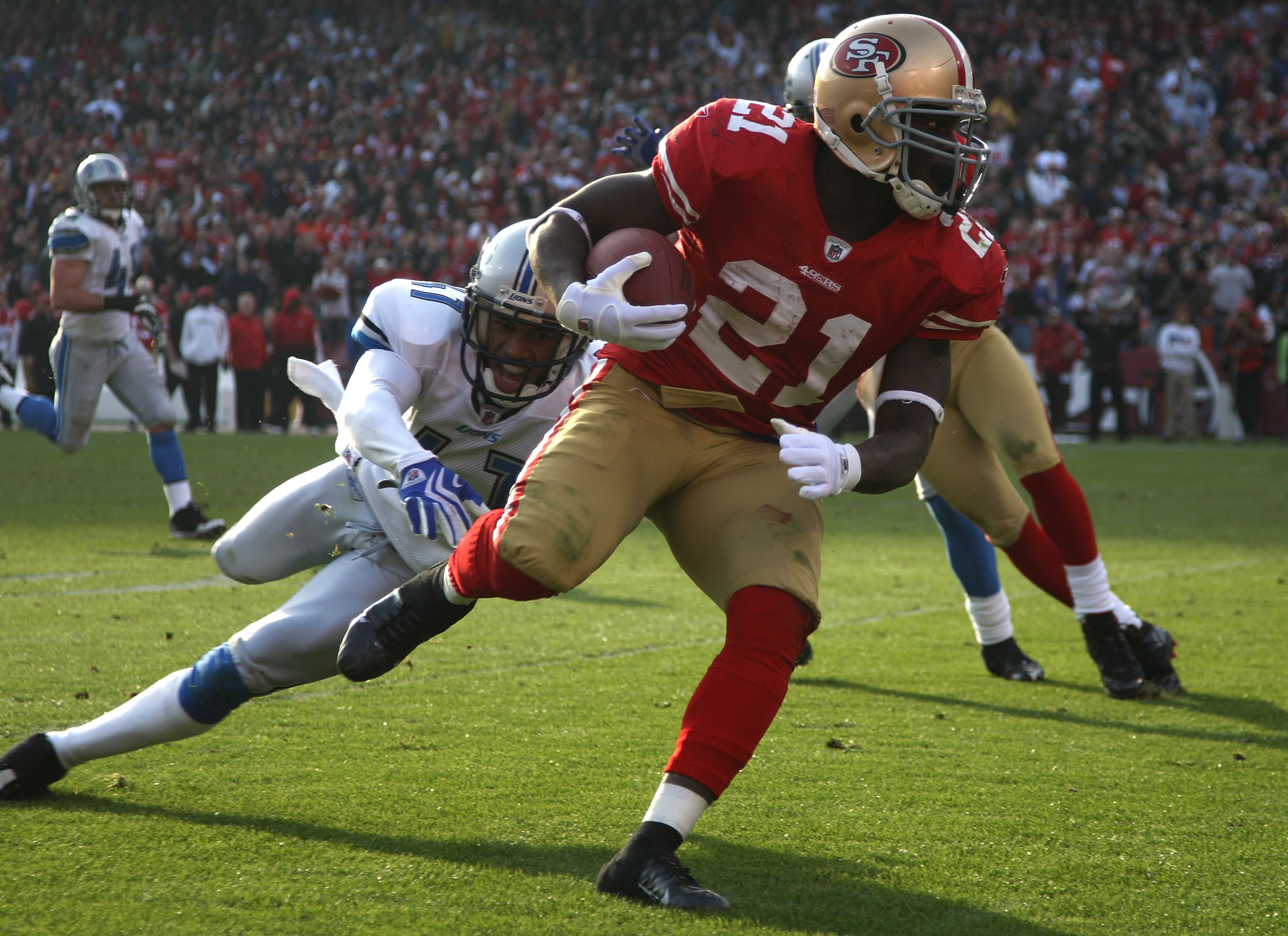 SAN FRANCISCO - DECEMBER 27: Frank Gore #21 of the San Francisco 49ers runs against the Detroit Lions during an NFL game at Candlestick Park on December 27, 2009 in San Francisco, California.  (Photo by Jed Jacobsohn/Getty Images)