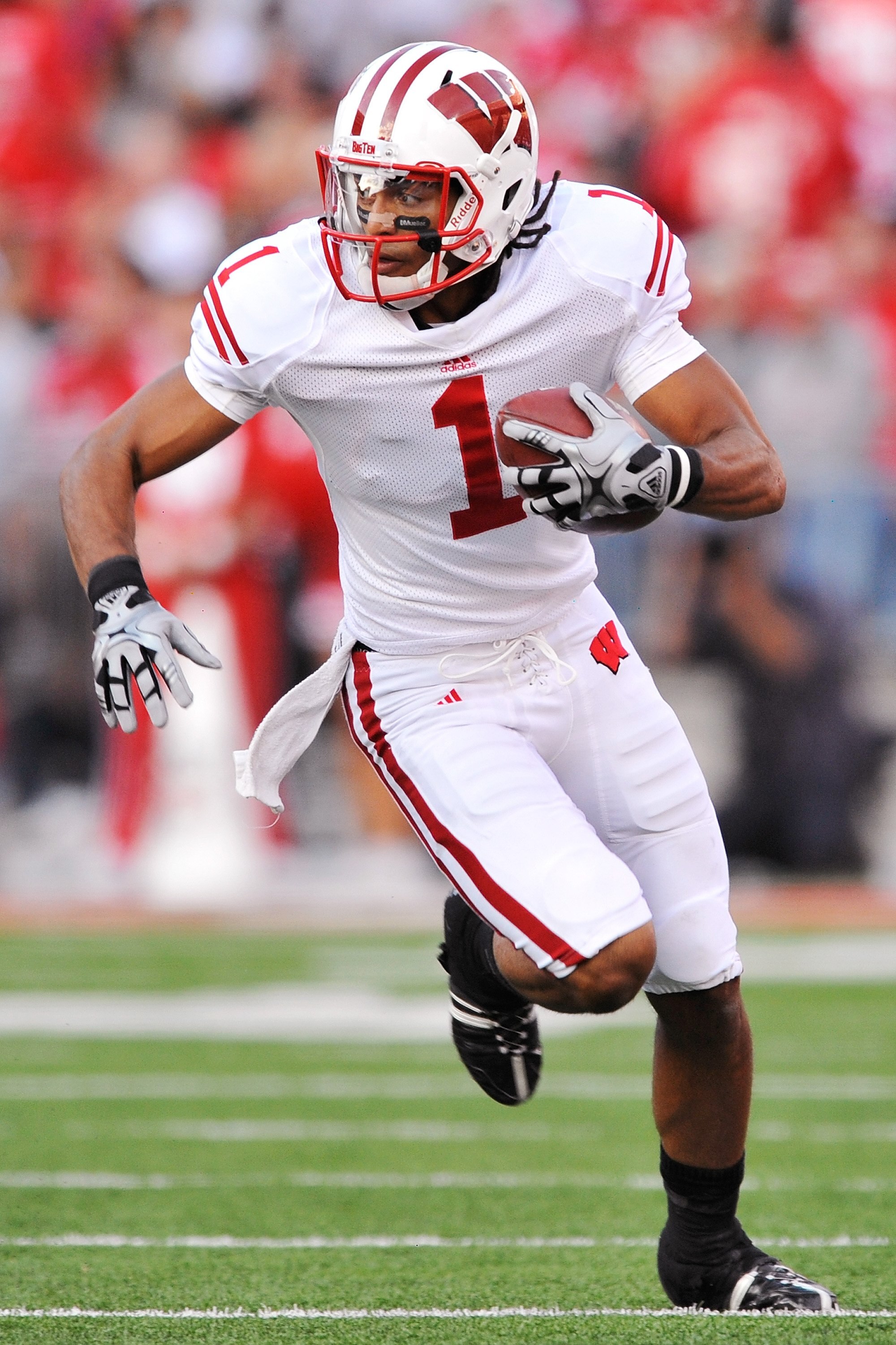 COLUMBUS, OH - OCTOBER 10:  Wide receiver Nick Toon #1 of the Wisconsin Badgers runs with the ball against the Ohio State Buckeyes at Ohio Stadium on October 10, 2009 in Columbus, Ohio.  (Photo by Jamie Sabau/Getty Images)