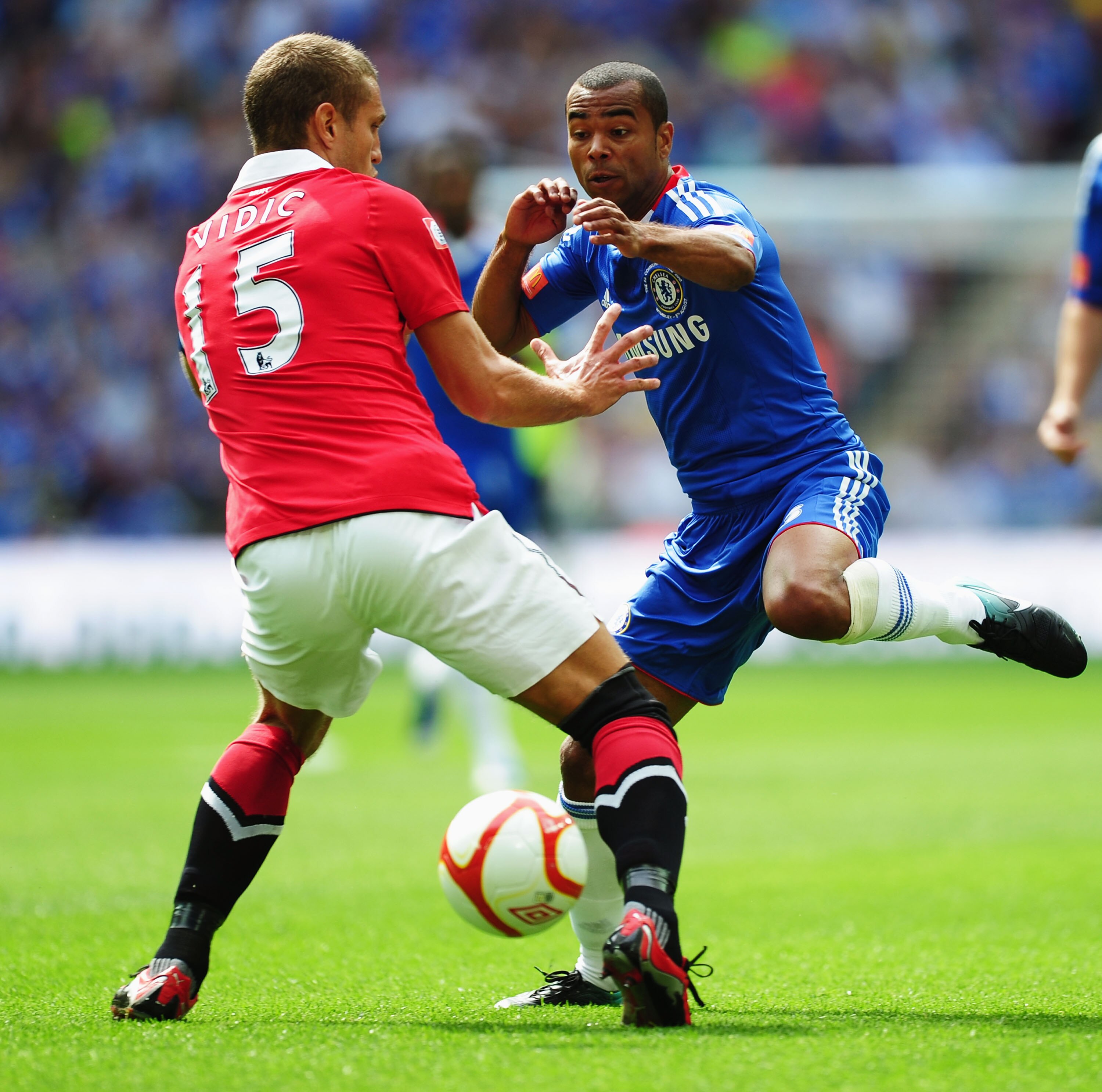 LONDON, ENGLAND - AUGUST 08:  Nemanja Vidic of Manchester United battles with Ashley Cole of Chelsea during the FA Community Shield match between Chelsea and Manchester United at Wembley Stadium on August 8, 2010 in London, England.  (Photo by Laurence Gr
