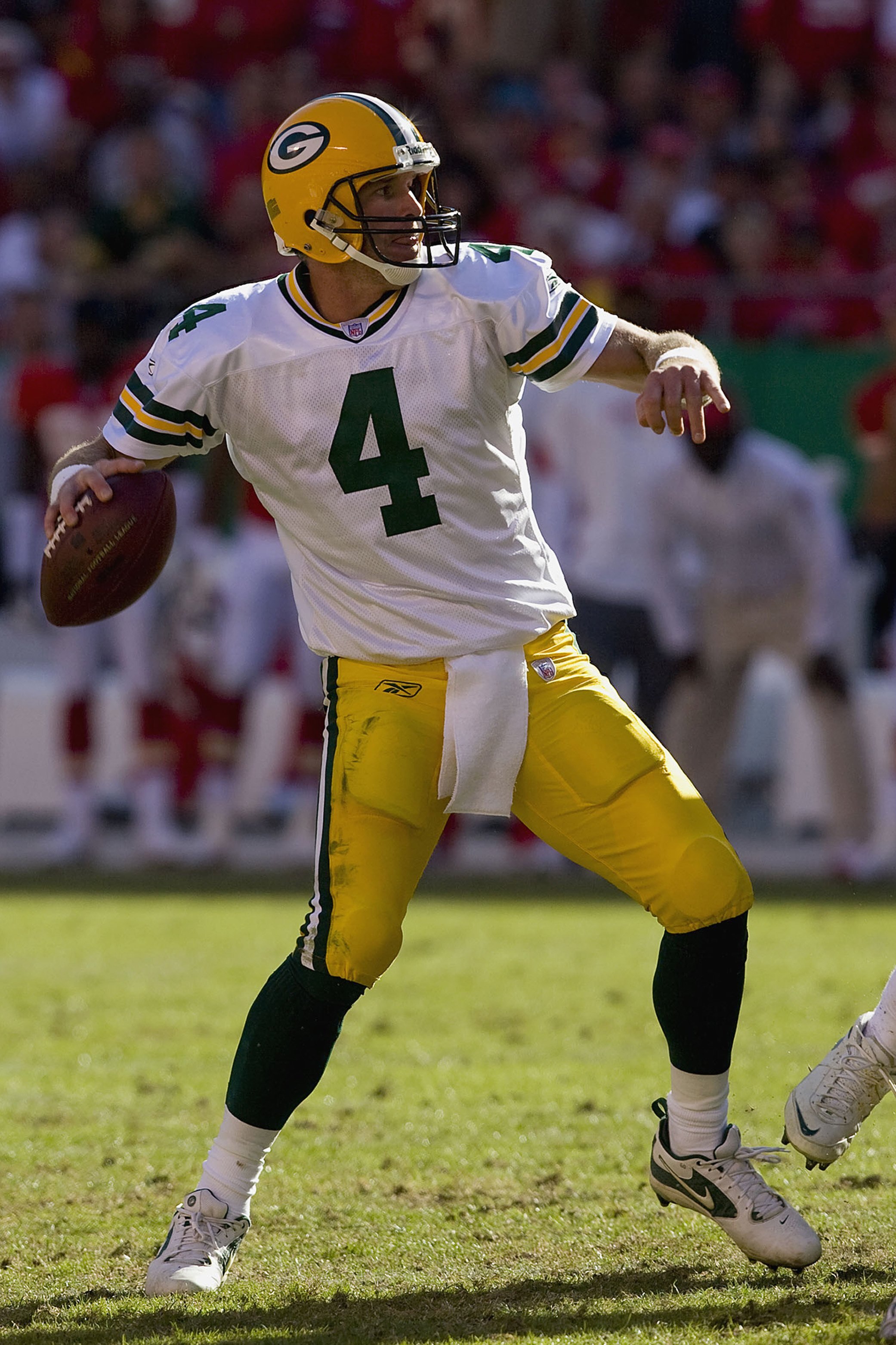 KANSAS CITY, MO - NOVEMBER 4:  Brett Favre #4 of the Green Bay Packers passes against the Kansas City Chiefs on November 4, 2007 at Arrowhead Stadium in Kansas City, Missouri. The Packers won 33-22. (Photo by Dilip Vishwanat/Getty Images)