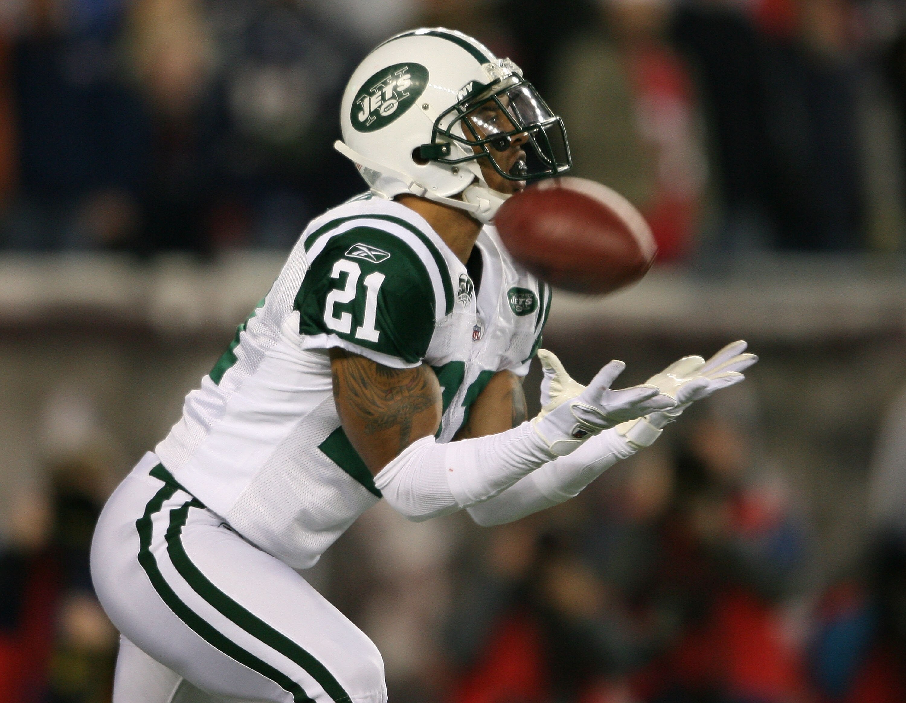 FOXBORO, MA - NOVEMBER 22:  Dwight Lowery #21 of the New York Jets  returns a kickoff in the second quarter against the New England Patriots on November 22, 2009 at Gillette Stadium in Foxboro, Massachusetts.  (Photo by Elsa/Getty Images)