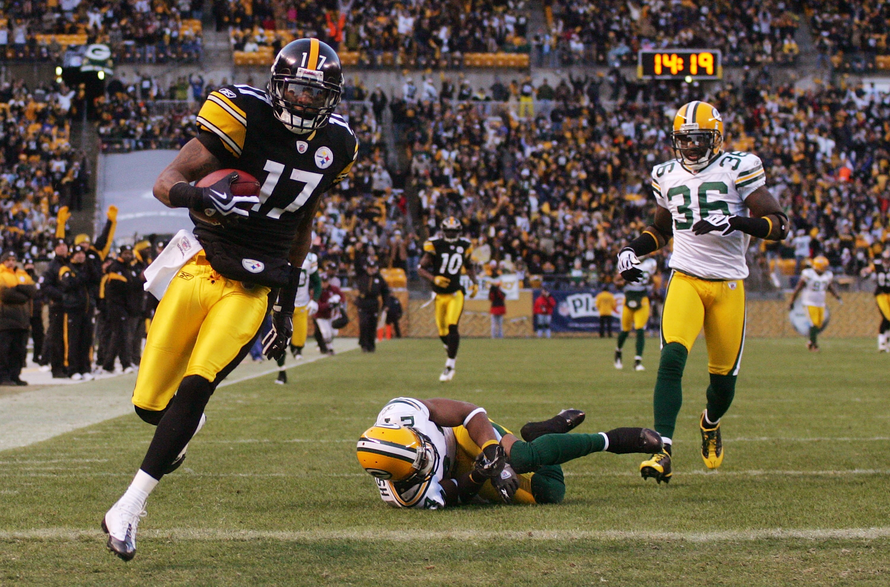 PITTSBURGH - DECEMBER 20:  Mike Wallace #17 of the Pittsburgh Steelers runs for a touchdown in the first quarter against the Green Bay Packers during the game on December 20, 2009 at Heinz Field in Pittsburgh, Pennsylvania.  (Photo by Jared Wickerham/Gett