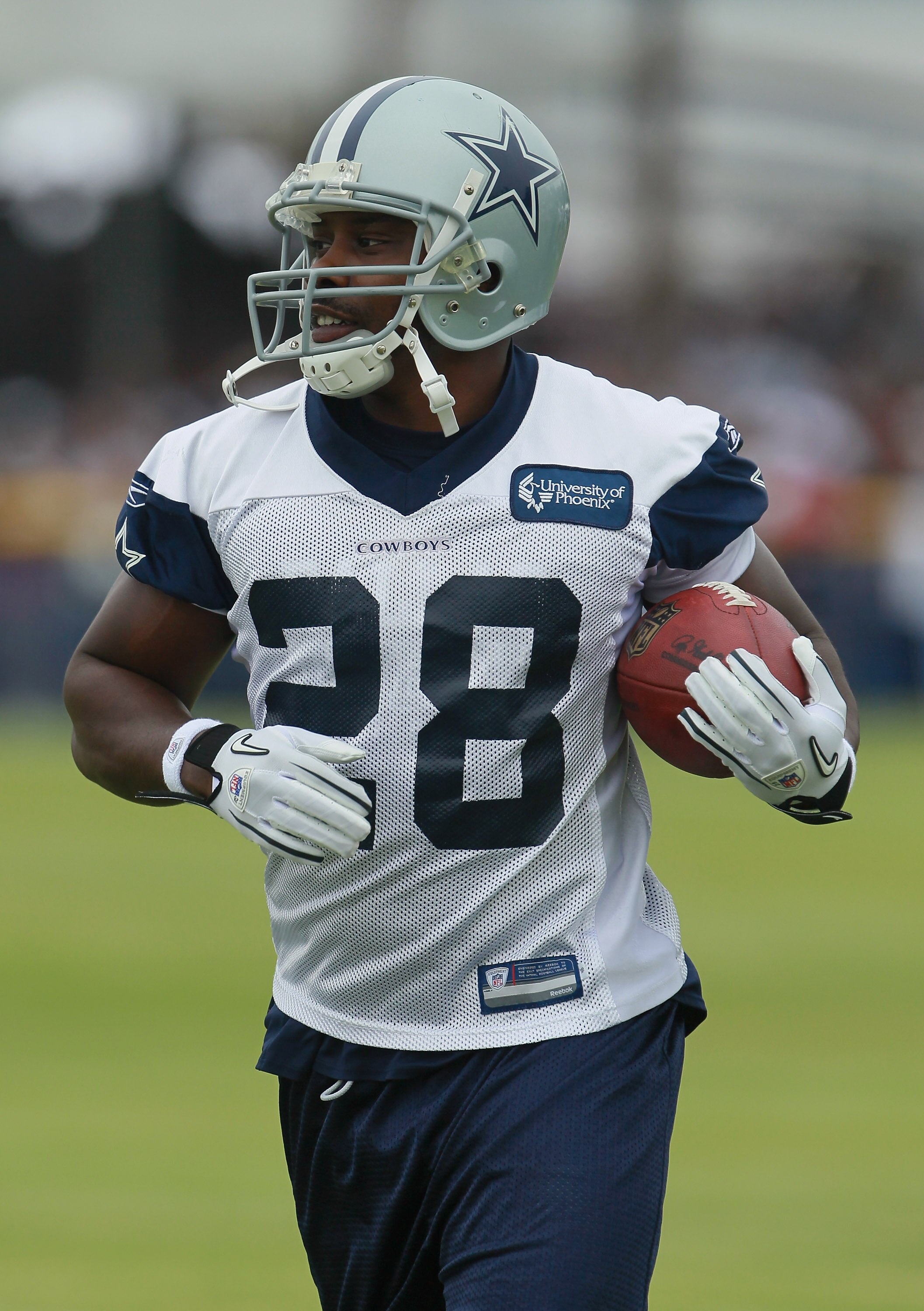 OXNARD, CA - AUGUST 14:  Running back Felix Jones #28 carries the ball during Dallas Cowboys Training Camp at the Marriott Residence Inn Oxnard River Ridge on August 14, 2010 in Oxnard, California.  (Photo by Jeff Gross/Getty Images)