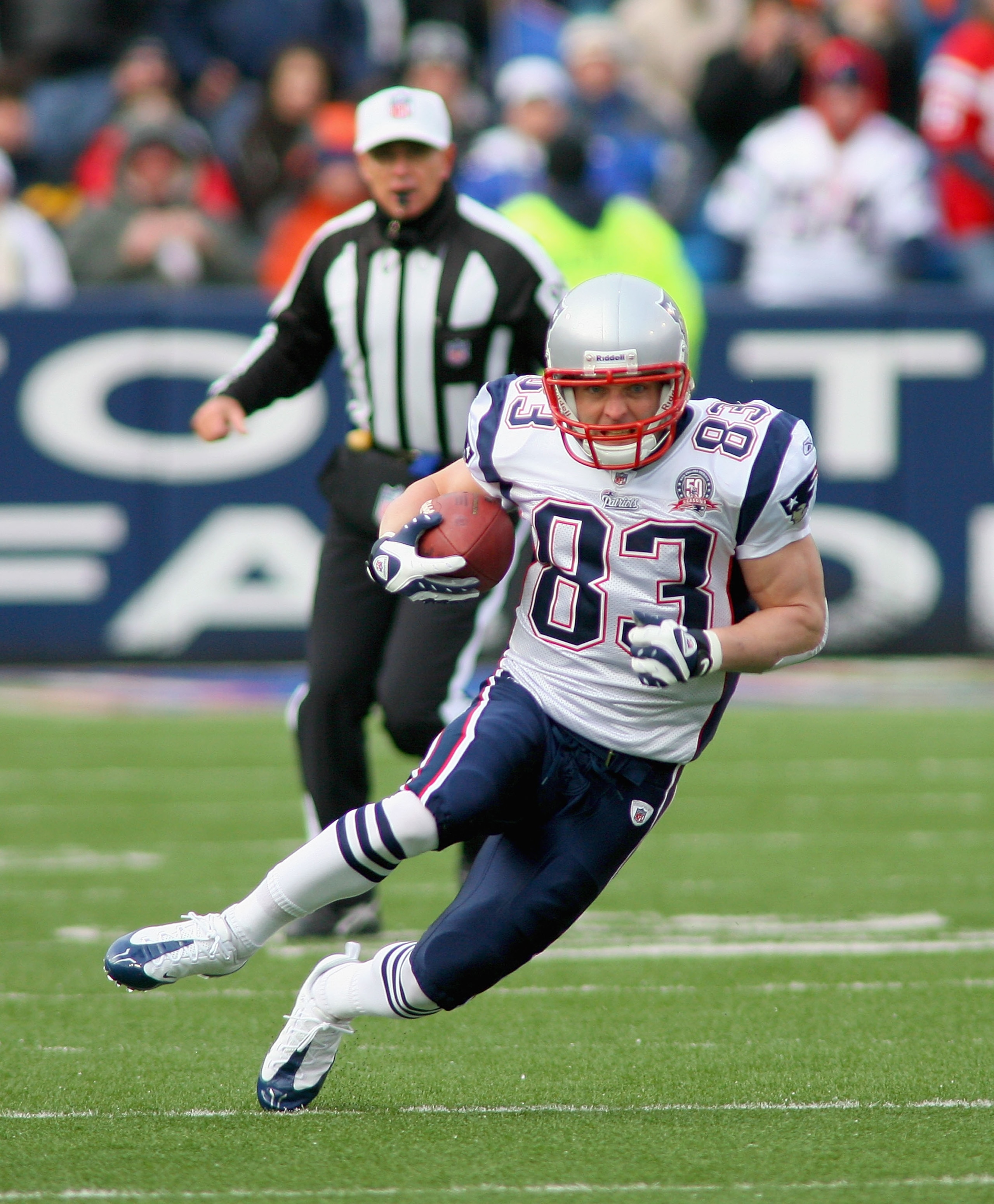 ORCHARD PARK, NY - DECEMBER 20:  Wes Welker #83 of the New England Patriots runs against the Buffalo Bills defends  at Ralph Wilson Stadium on December 20, 2009 in Orchard Park, New York. The Patriots won 17-10.  (Photo by Rick Stewart/Getty Images)