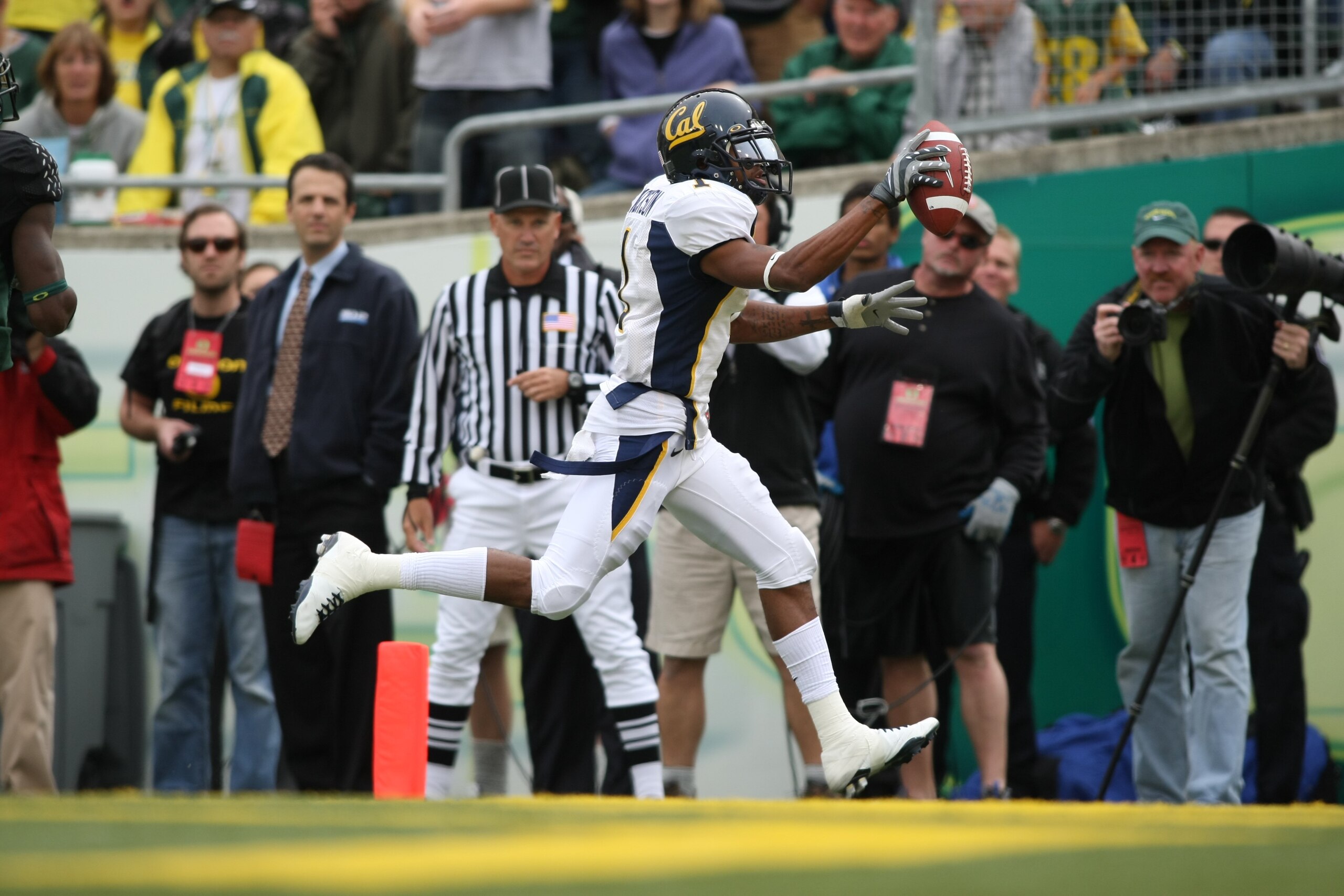 EUGENE, CA - SEPTEMBER 29: DeSean Jackson #1 of the California Golden Bears scores a touchdown against  the Oregon Ducks at Autzen Stadium on September 29, 2007 in Eugene, Oregon.  (Photo by Jonathan Ferrey/Getty Images)