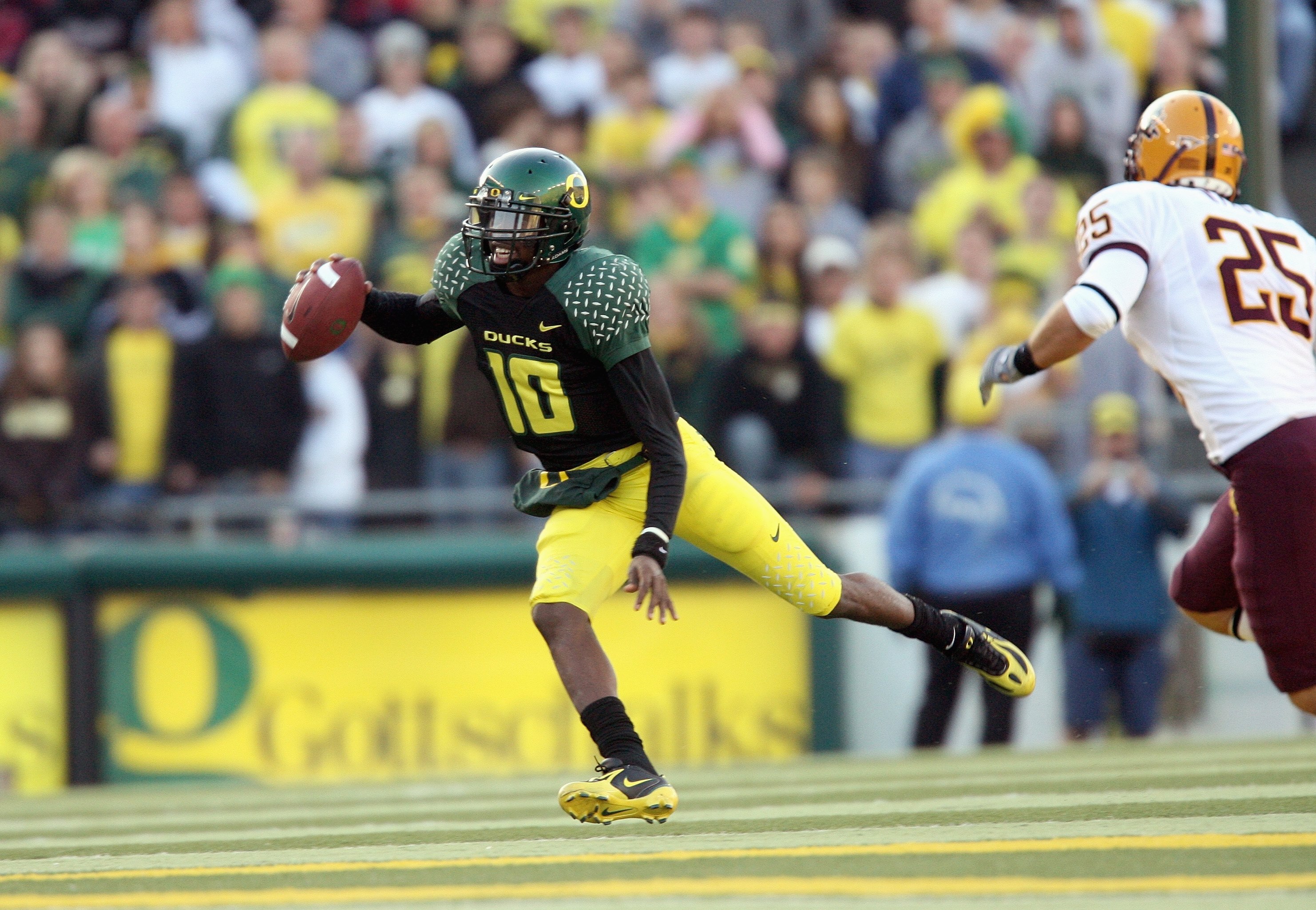EUGENE, OR - NOVEMBER 03: Dennis Dixon #10of the Oregon Ducks runs the ball during the game against the Arizona State Sun Devils at Autzen Stadium on November 3, 2007 in Eugene, Oregon. The Ducks defeated the Sun Devils 35-23. (Photo by Otto Greule Jr/Get