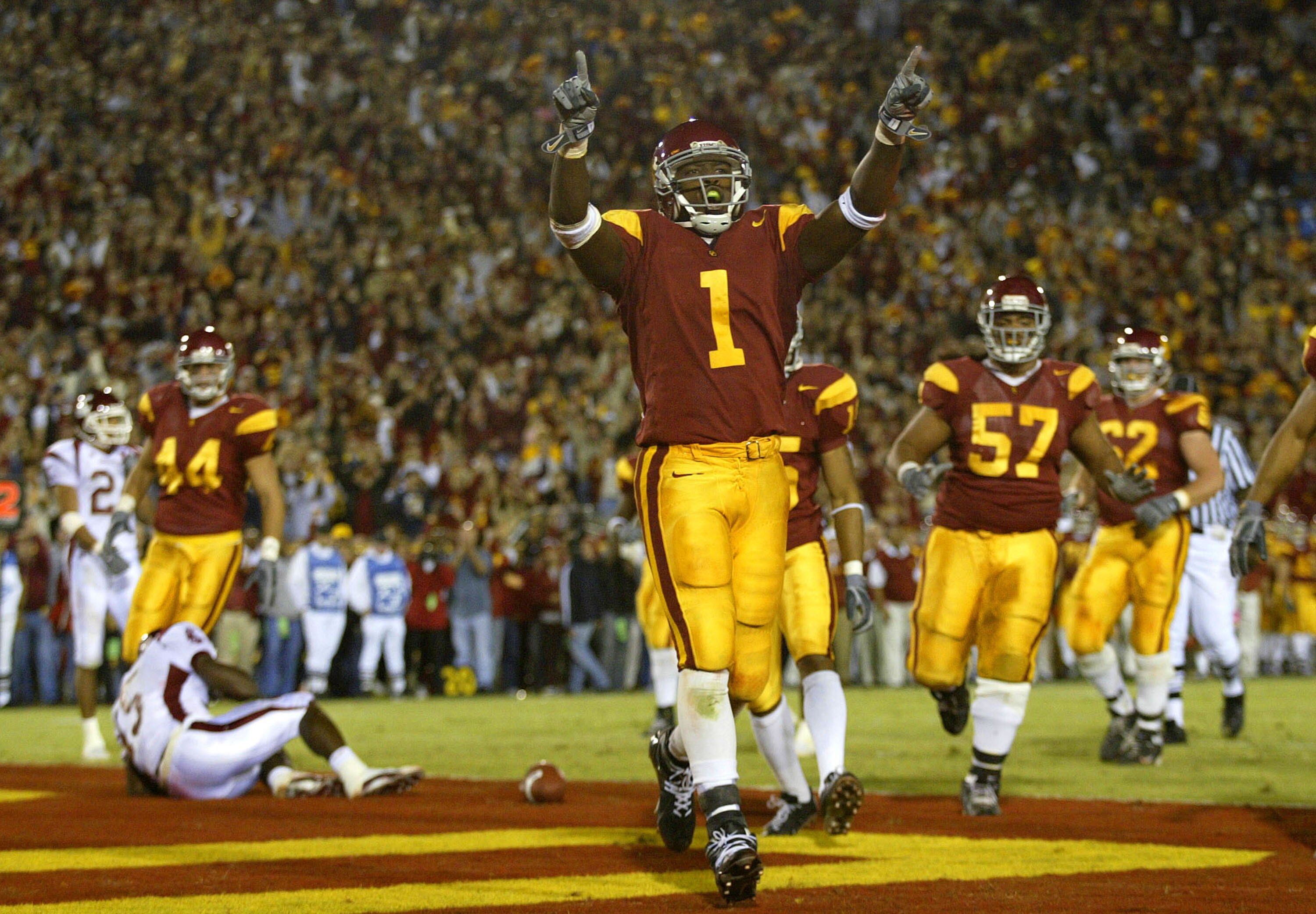 LOS ANGELES - NOVEMBER 1:  Mike Williams #1 of USC  celebrates after scoring a touchdown against Washington State in the third quarter November 1, 2003 at the Los Angeles Memorial Coliseum in Los Angeles, California. (Photo by Lisa Blumenfeld/Getty Images