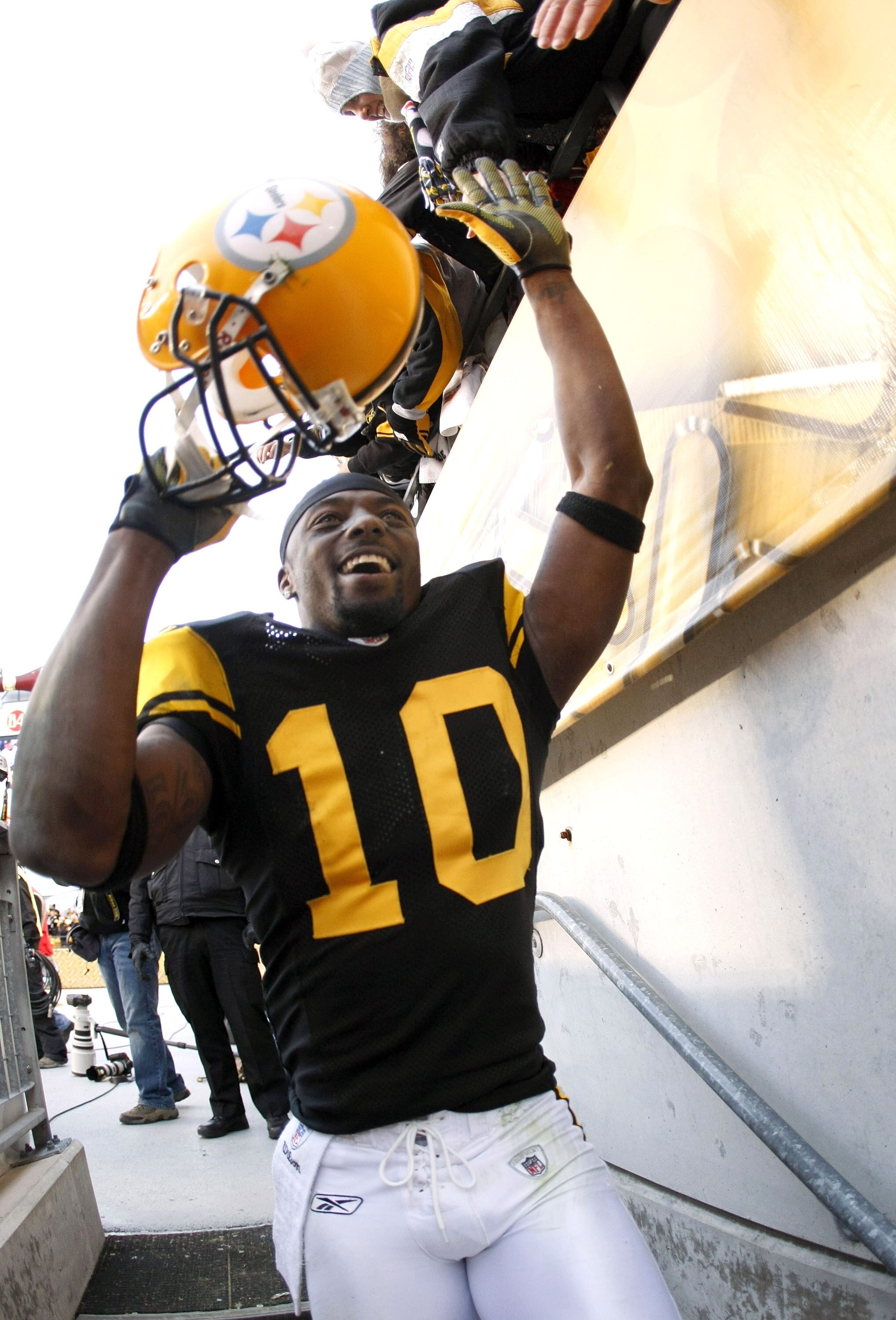 PITTSBURGH - DECEMBER 27: Santonio Holmes #10 of the Pittsburgh Steelers celebrates with fans after a 23-20 win over the Baltimore Ravens on December 27, 2009 at Heinz Field in Pittsburgh, Pennsylvania.  (Photo by Gregory Shamus/Getty Images)