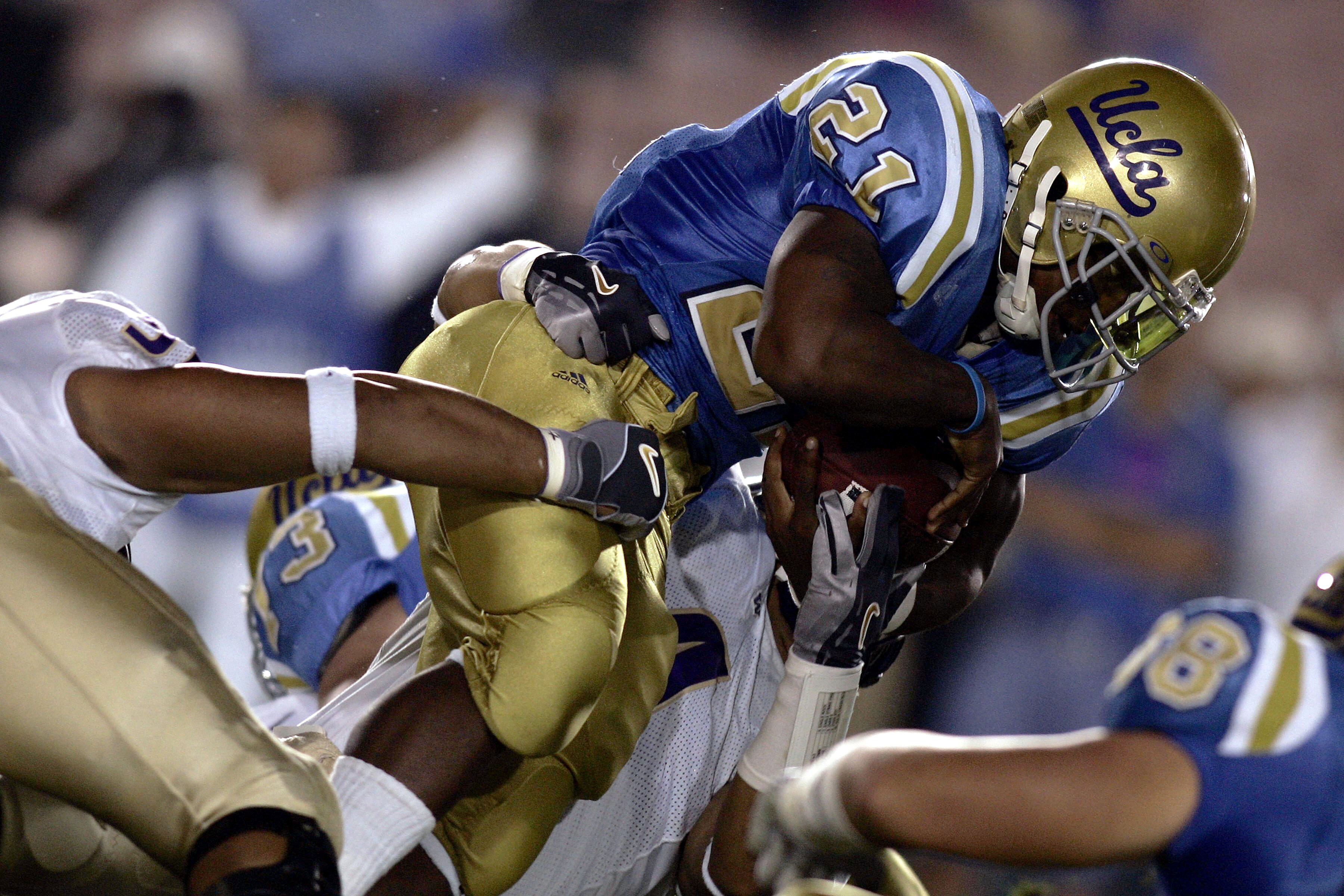 PASADENA, CA - OCTOBER 1:  Tailback Maurice Drew #21 of the UCLA Bruins runs against the Washington Huskies during the first half of their Pac-10 game on October 1, 2005 at the Rose Bowl in Pasadena, California.  (Photo by Donald Miralle/Getty Images)