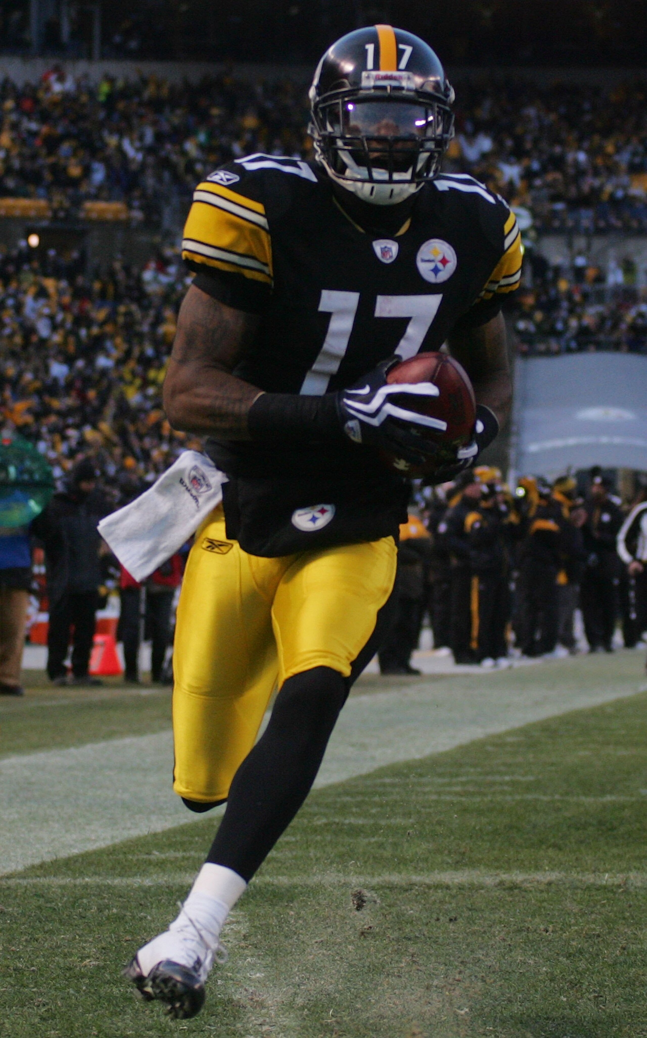 PITTSBURGH - DECEMBER 20: Mike Wallace #17 of the Pittsburgh Steelers runs in for a touchdown in the first quarter against the Green Bay Packers during the game on December 20, 2009 at Heinz Field in Pittsburgh, Pennsylvania. (Photo by Jared Wickerham/G PITTSBURGH - DECEMBER 20: Mike Wallace #17 of the Pittsburgh Steelers runs in for a touchdown in the first quarter against the Green Bay Packers during the game on December 20, 2009 at Heinz Field in Pittsburgh, Pennsylvania. (Photo by Jared Wickerham/G