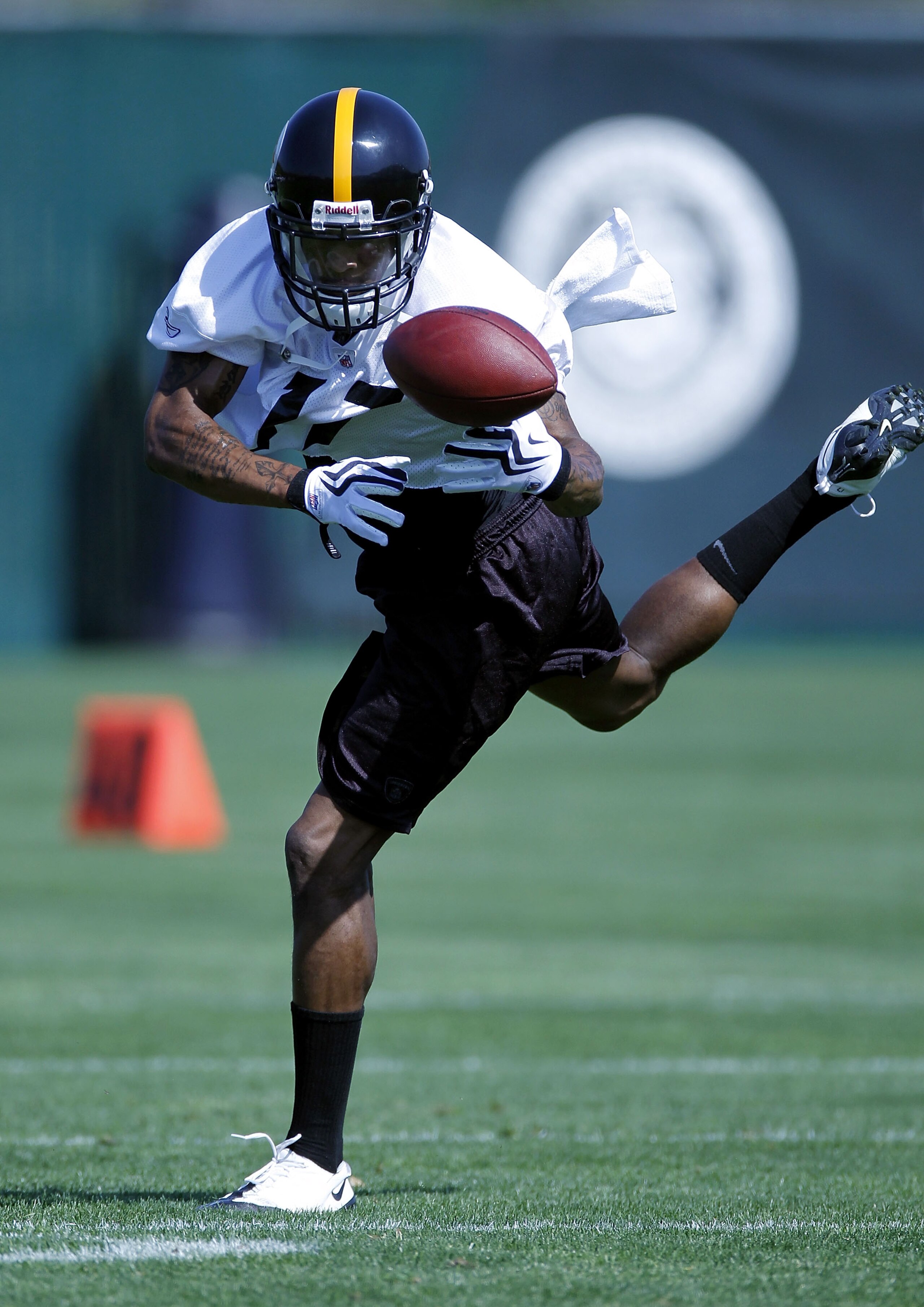 PITTSBURGH - APRIL 30: Mike Wallace #17 of the Pittsburgh Steelers catches a pass during mini camp at the Pittsburgh Steelers Training Facility on April 30, 2010 in Pittsburgh, Pennsylvania. (Photo by Gregory Shamus/Getty Images) PITTSBURGH - APRIL 30: Mike Wallace #17 of the Pittsburgh Steelers catches a pass during mini camp at the Pittsburgh Steelers Training Facility on April 30, 2010 in Pittsburgh, Pennsylvania. (Photo by Gregory Shamus/Getty Images)