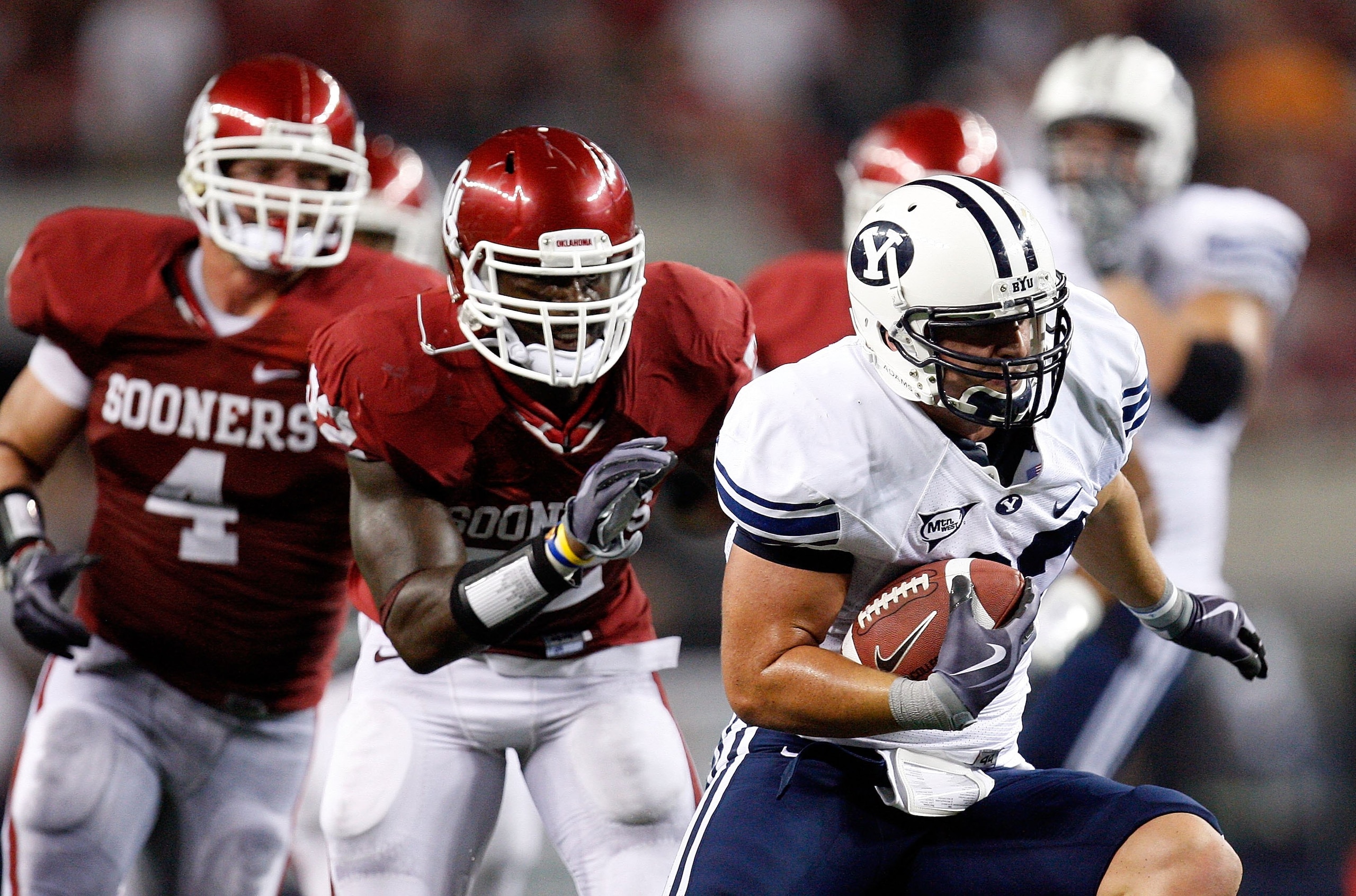 ARLINGTON, TX - SEPTEMBER 05: Tight end Dennis Pitta #32 of the Brigham Young Cougars runs the ball against the Oklahoma Sooners at Cowboys Stadium on September 5, 2009 in Arlington, Texas. (Photo by Ronald Martinez/Getty Images) ARLINGTON, TX - SEPTEMBER 05: Tight end Dennis Pitta #32 of the Brigham Young Cougars runs the ball against the Oklahoma Sooners at Cowboys Stadium on September 5, 2009 in Arlington, Texas. (Photo by Ronald Martinez/Getty Images)