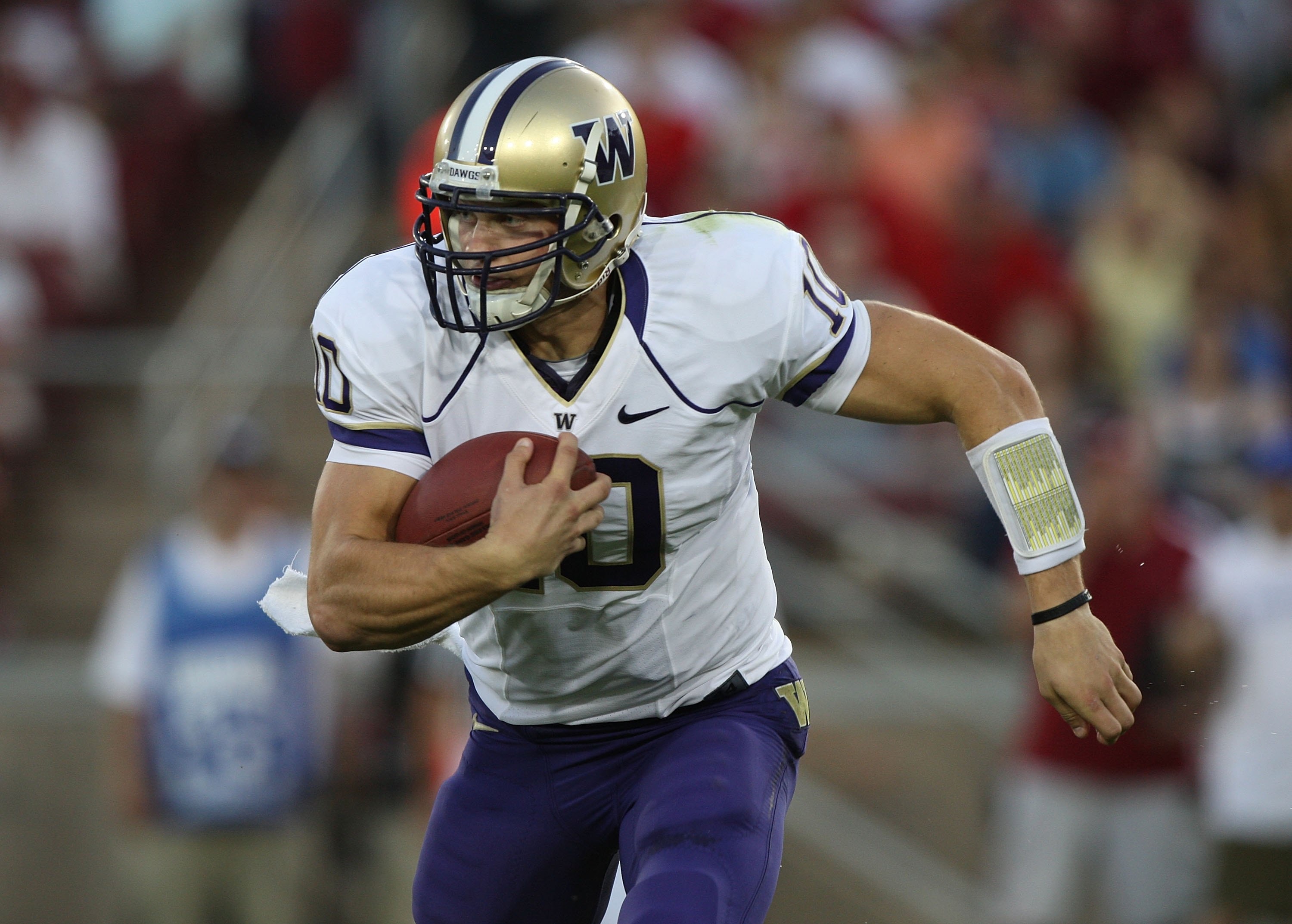 PALO ALTO, CA - SEPTEMBER 26:  Quarterback Jake Locker #10 of the Washington Huskies in action against the Stanford Cardinal at Stanford Stadium on September 26, 2009 in Palo Alto, California.  (Photo by Jed Jacobsohn/Getty Images)