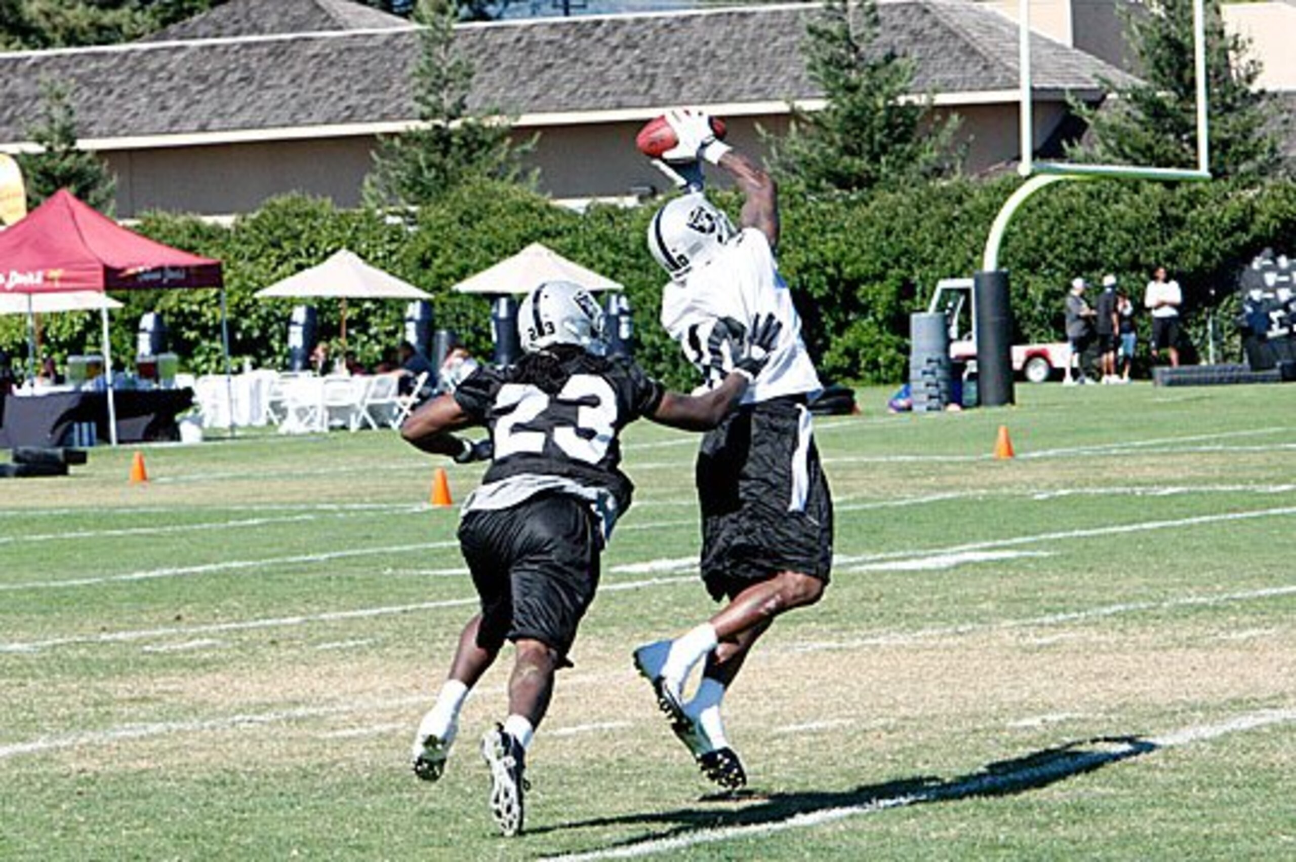 Jeremy Ware prevents the receiver from getting any yards after catch.