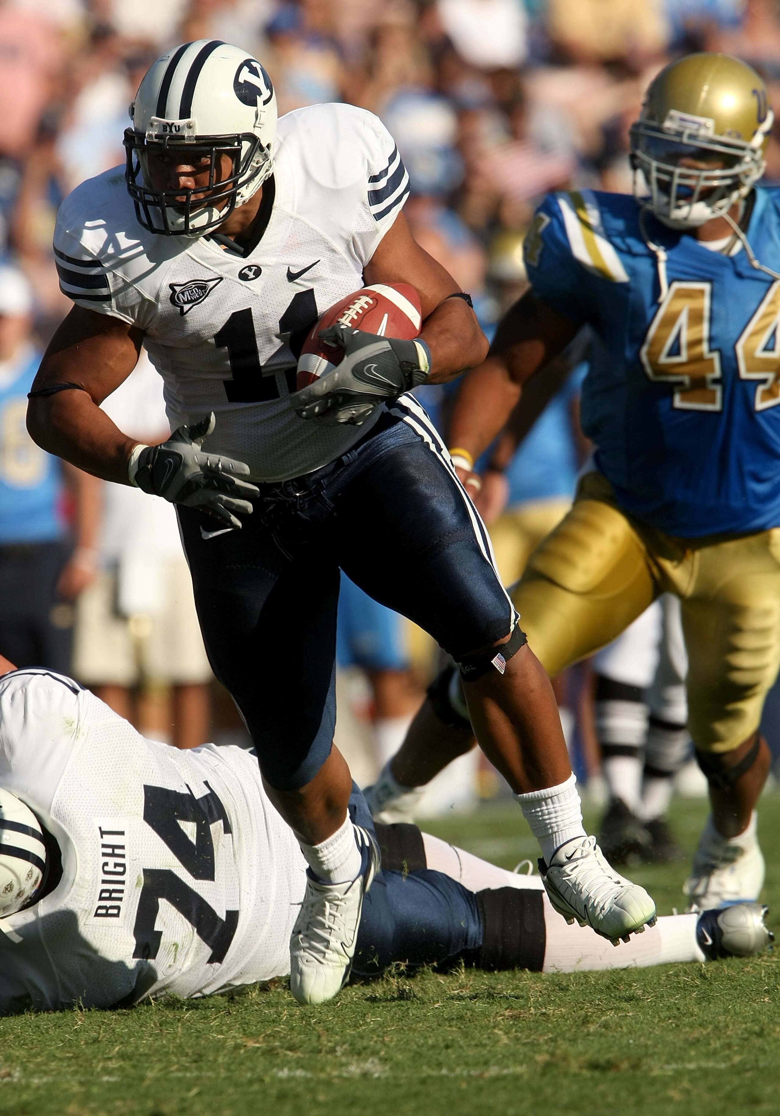 PASADENA, CA - SEPTEMBER 8:  Running back Manase Tonga #11 of the BYU Cougars carries the ball agianst the UCLA Bruins on September 8, 2007 at the Rose Bowl in Pasadena, California. UCLA won 27-17. (Stephen Dunn/Getty Images)