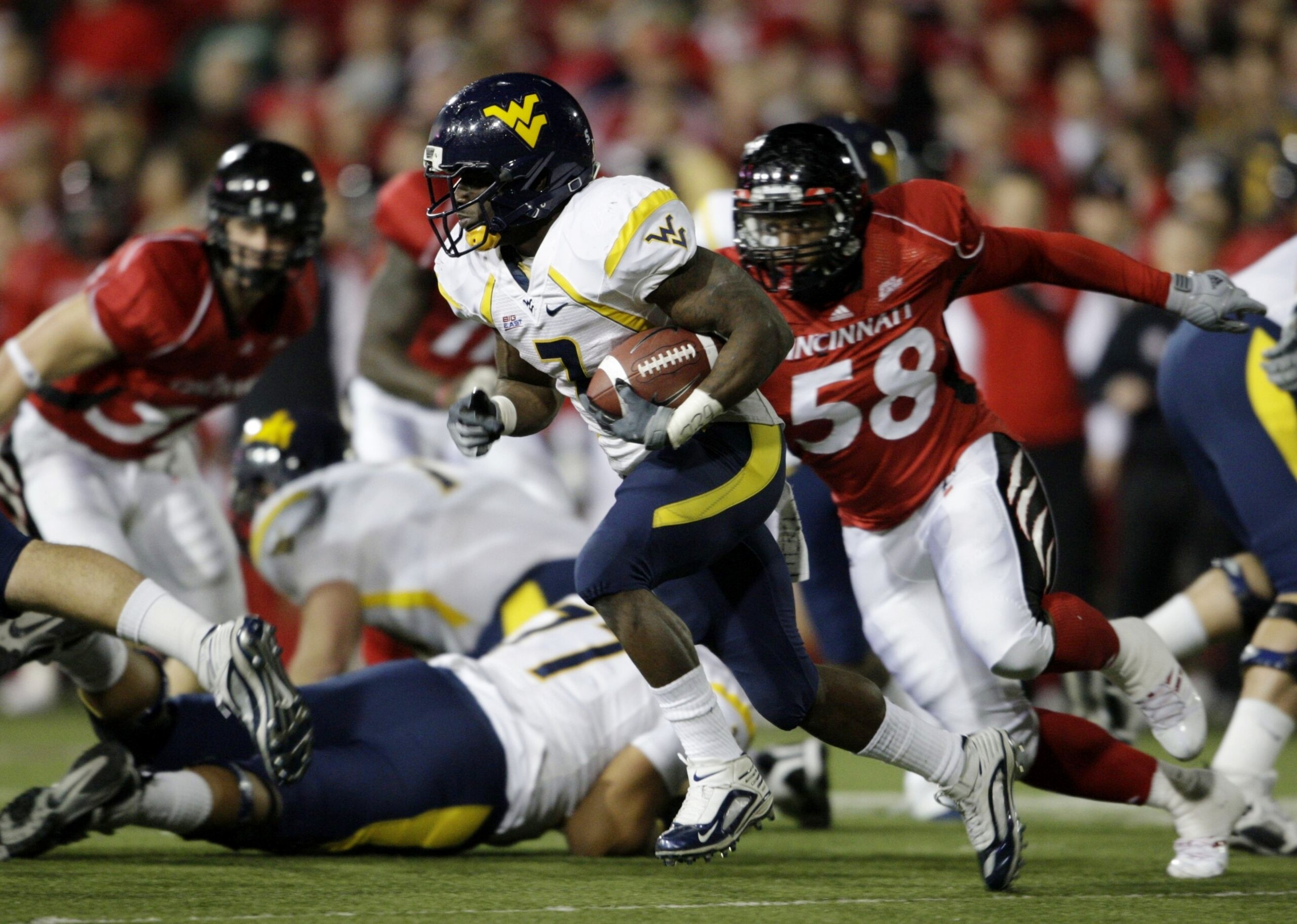 CINCINNATI - NOVEMBER 13:  Runningback Noel Devine #7 of the West Virginia Mountaineers rushes in the second quarter of the game against the Cincinnati Bearcats in at Nippert Stadium on November 13, 2009 in Cincinnati, Ohio.  (Photo by Andy Lyons/Getty Im