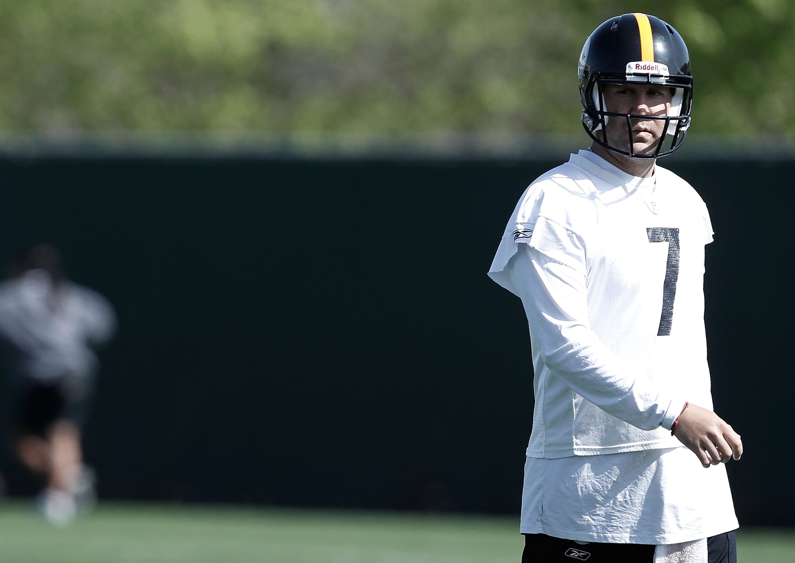 PITTSBURGH - APRIL 19:  Ben Roethlisberger #7 of the Pittsburgh Steelers practices on April 19, 2010 at the Pittsburgh Steelers South Side training facility in Pittsburgh, Pennsylvania.  (Photo by Jared Wickerham/Getty Images)