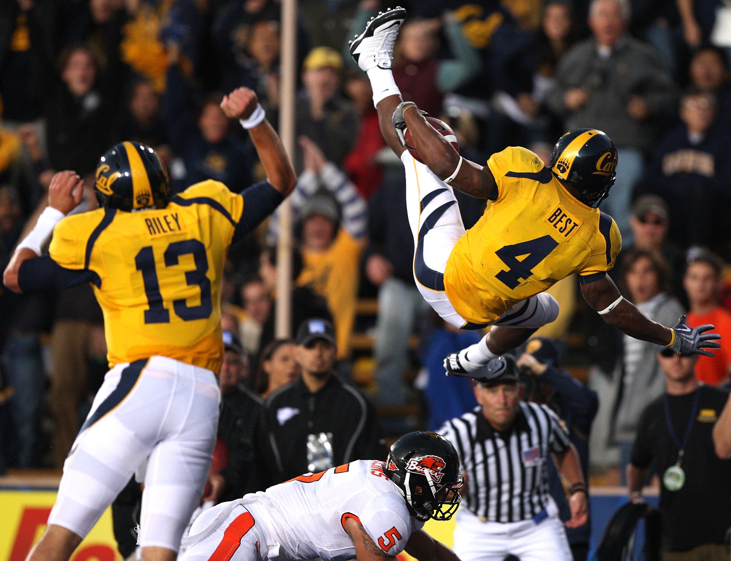 BERKELEY, CA - NOVEMBER 07:  Jahvid Best #4 of the California Golden Bears jumps into the endzone for a touchdown against the Oregon State Beavers at California Memorial Stadium on November 7, 2009 in Berkeley, California.  (Photo by Jed Jacobsohn/Getty I