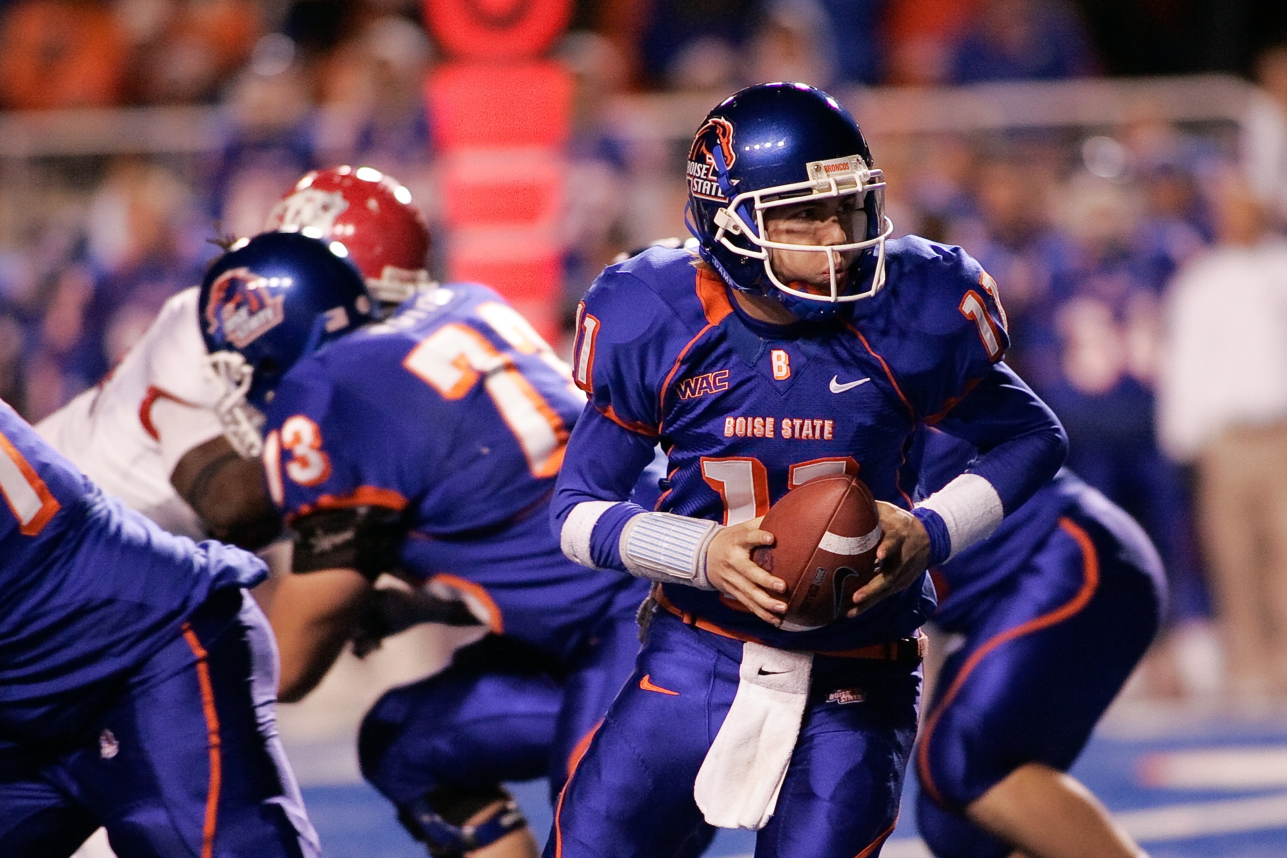 BOISE, ID - NOVEMBER 28: Kellen Moore #11 of the Boise State Broncos looks for a runner during their game against the Fresno State Bulldogs on November 28, 2008 at Bronco Stadium in Boise, Idaho.  (Photo by Otto Kitsinger III/Getty Images)