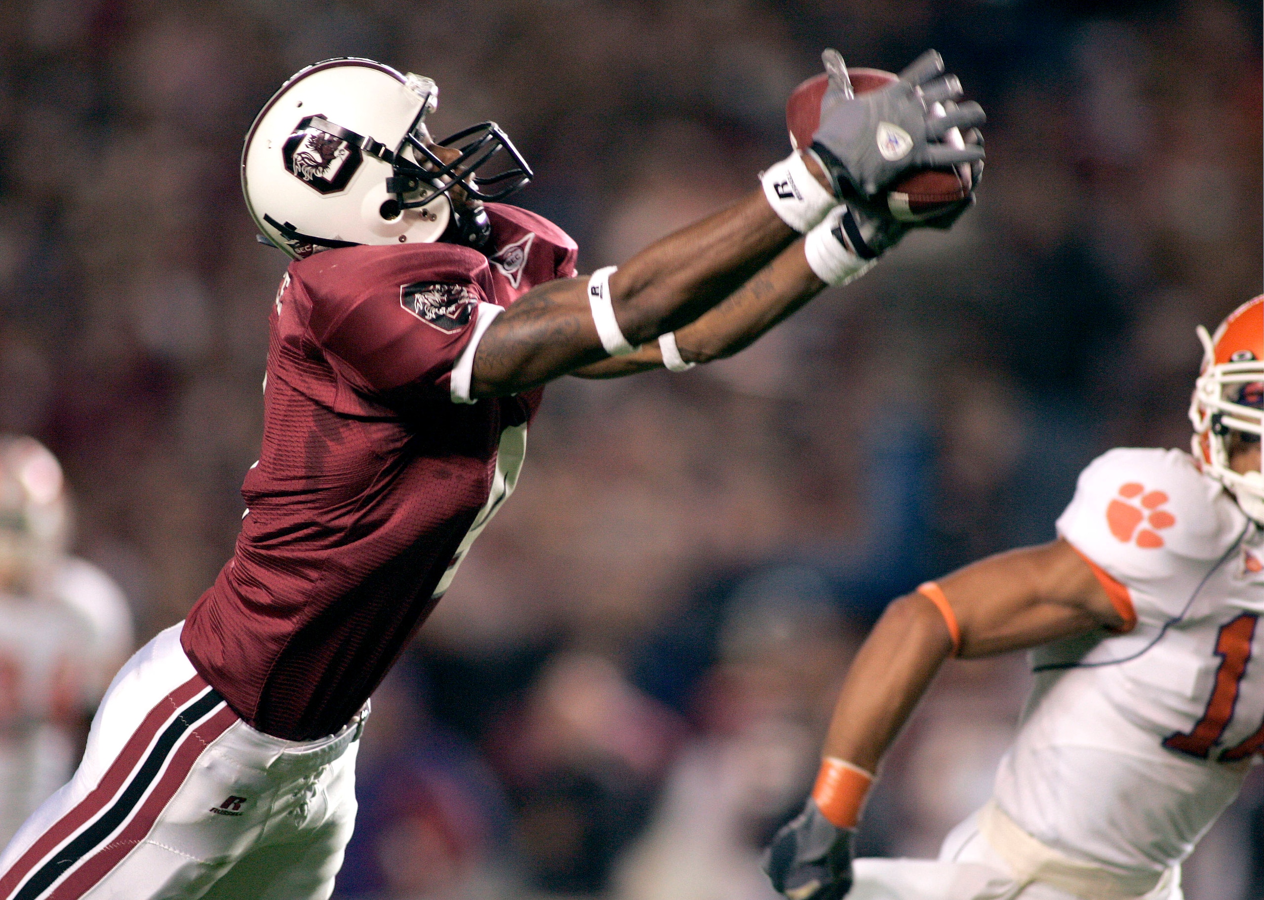 COLUMBIA, SC - NOVEMBER 19:  Sidney Rice #4 of the South Carolina Gamecocks makes a diving catch for a first down against the Clemson Tigers in the first quarter on November 19, 2005 at Williams-Brice Stadium in Columbia, South Carolina.  (Photo by Grant