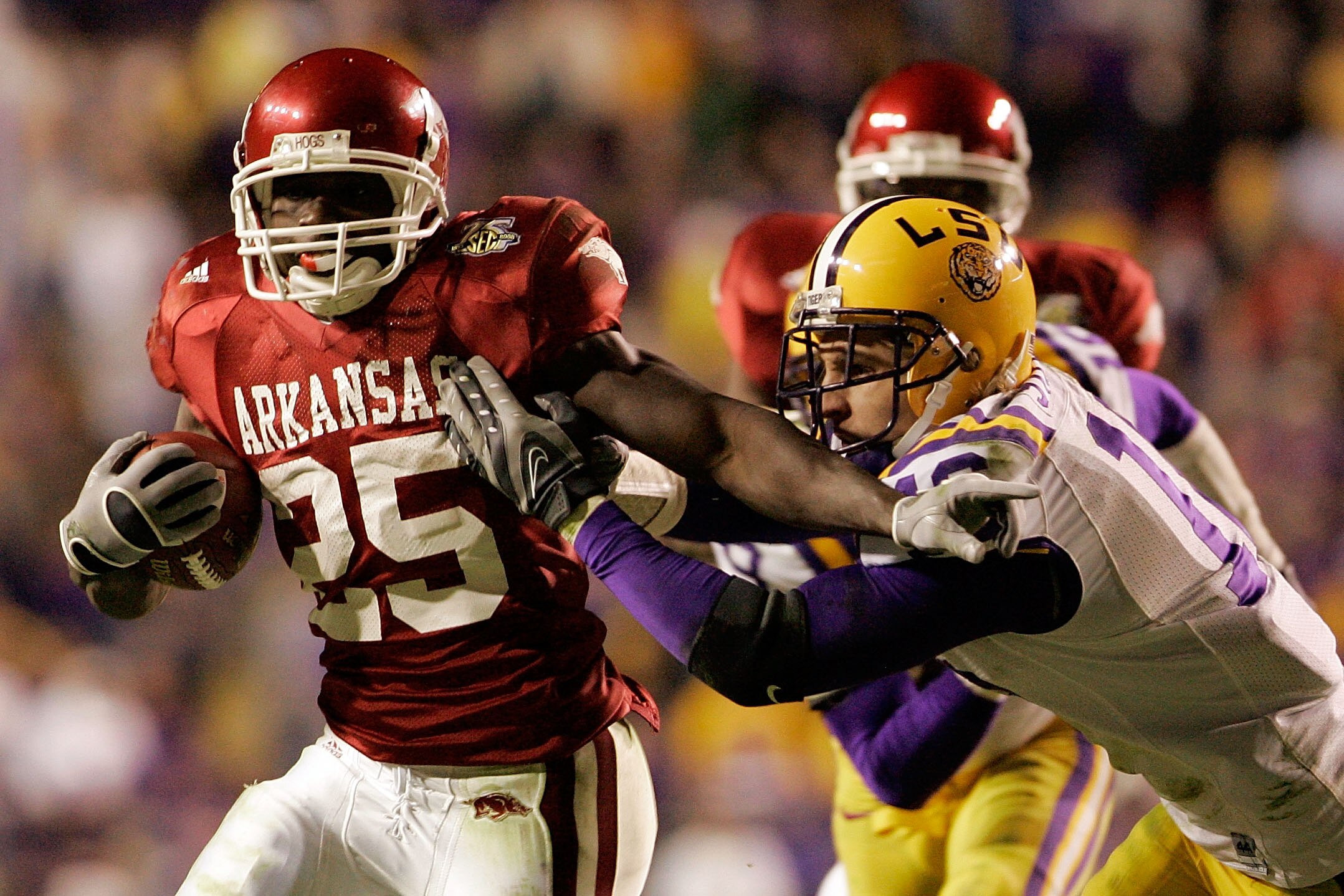 BATON ROUGE, LA - NOVEMBER 23:  Felix Jones #25 of the Arkansas Razorbacks avoids a tackle by Craig Steltz #16 of the Louisiana State University Tigers in the second overtime at Tiger Stadium November 23, 2007 in Baton Rouge, Louisiana. The Razorbacks def