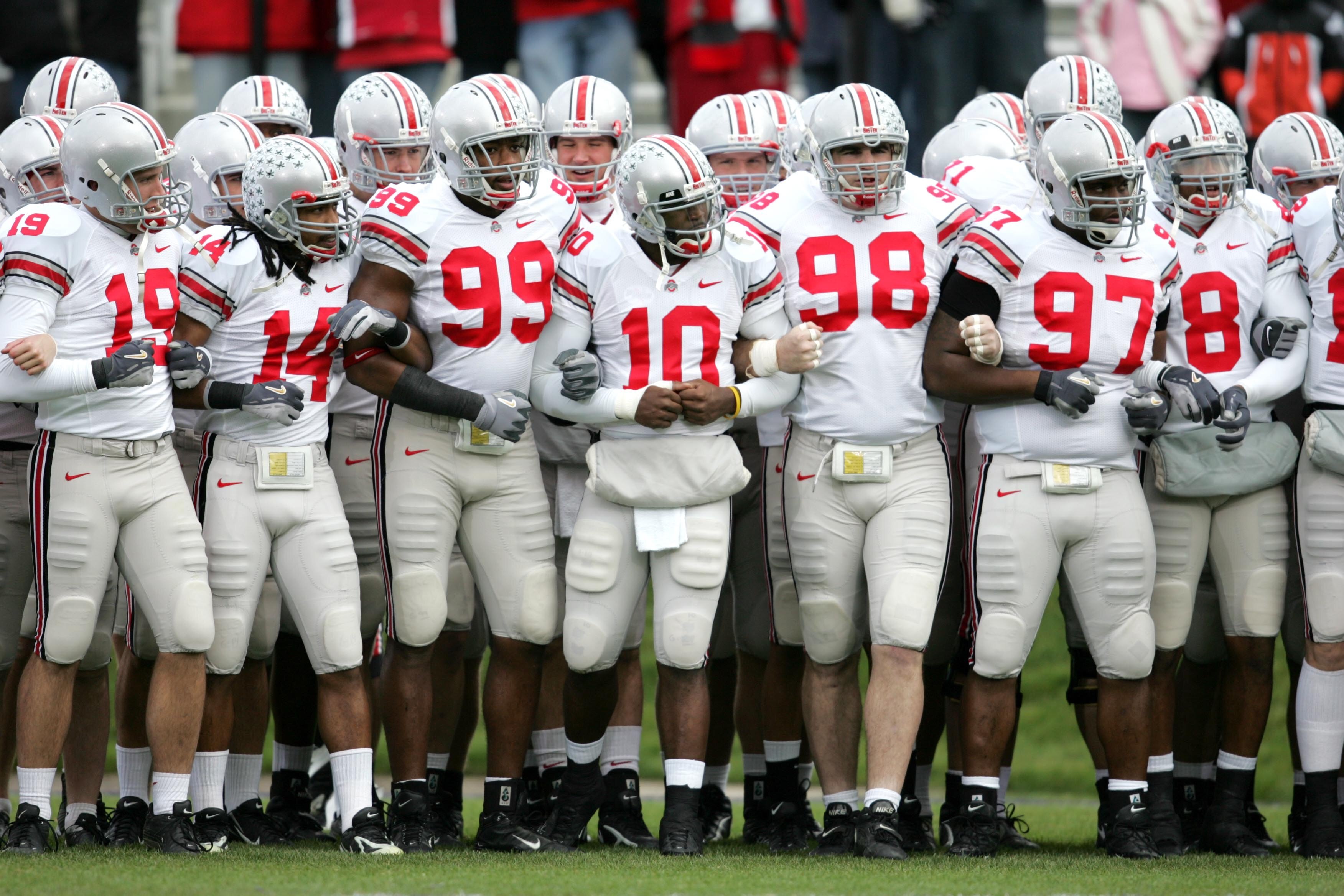 EVANSTON, IL - NOVEMBER 11:  Quarterback Troy Smith #10 of the Ohio State University Buckeyes huddles with his teammates during the game against the Northwestern University Wildcats on November 11, 2006 at Ryan Field at Northwestern University in Evanston