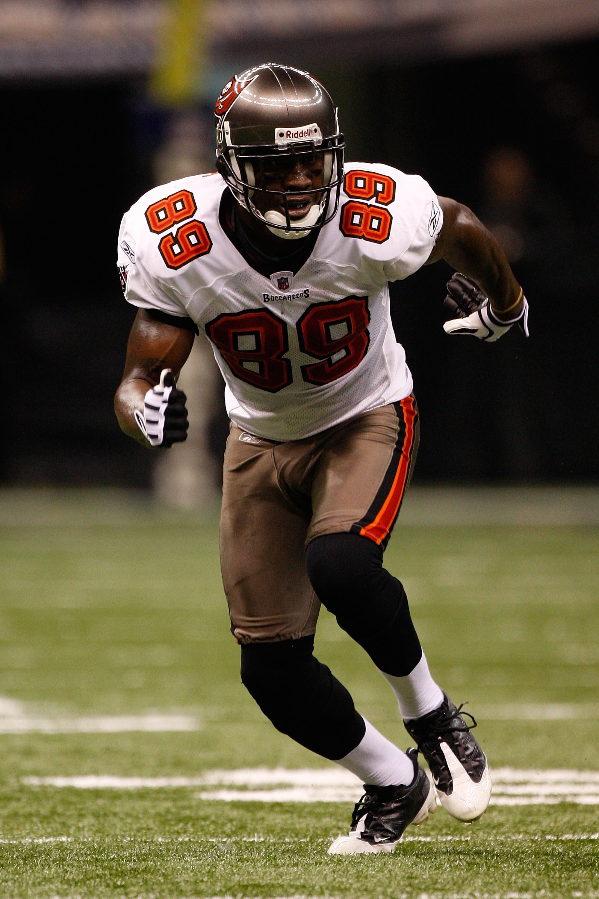 NEW ORLEANS - DECEMBER 27:  Antonio Bryant #89 of the Tampa Bay Buccaneers takes off during the game against the New Orleans Saints at the Louisiana Superdome on December 27, 2009 in New Orleans, Louisiana.  (Photo by Chris Graythen/Getty Images)