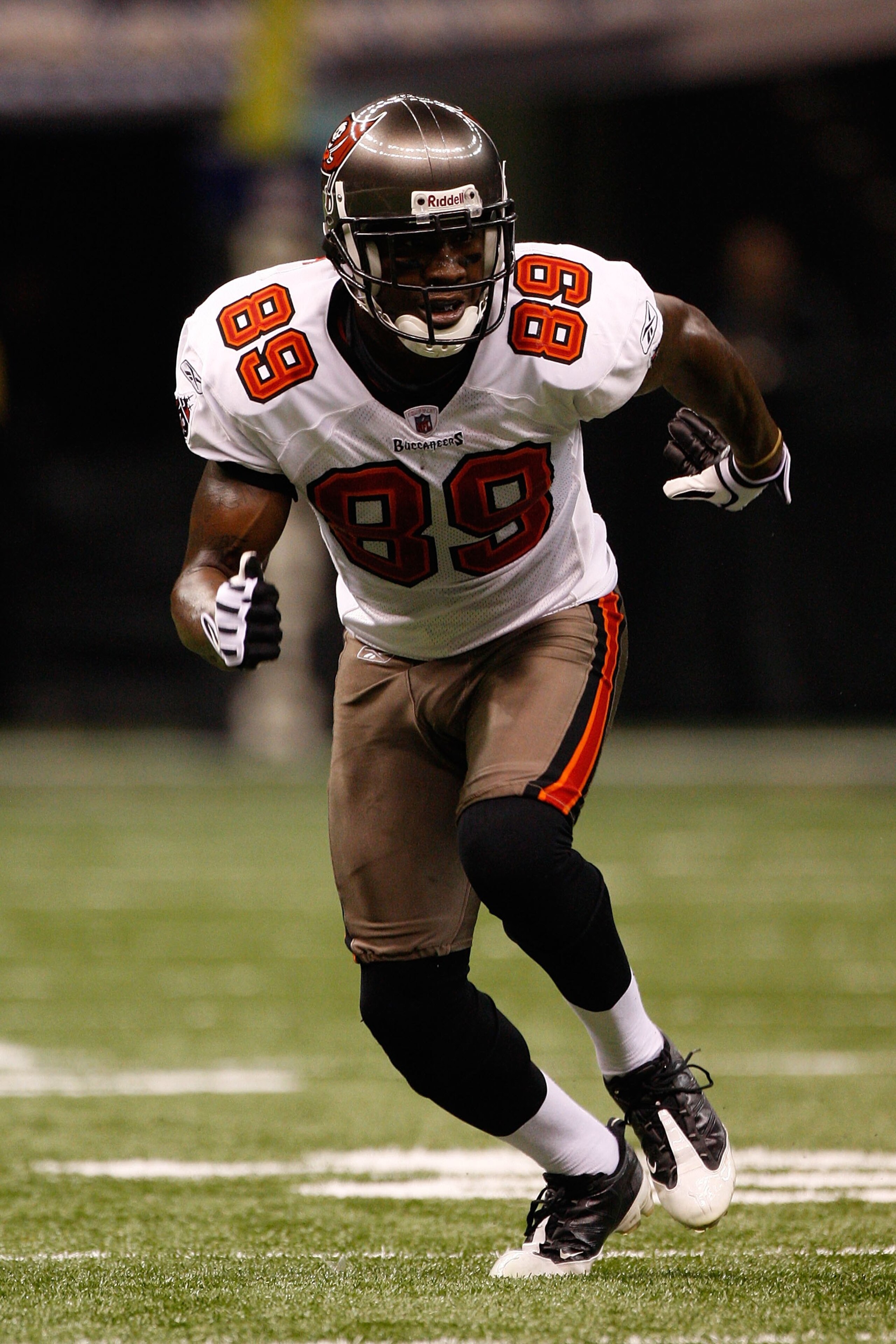 NEW ORLEANS - DECEMBER 27:  Antonio Bryant #89 of the Tampa Bay Buccaneers takes off during the game against the New Orleans Saints at the Louisiana Superdome on December 27, 2009 in New Orleans, Louisiana.  (Photo by Chris Graythen/Getty Images)