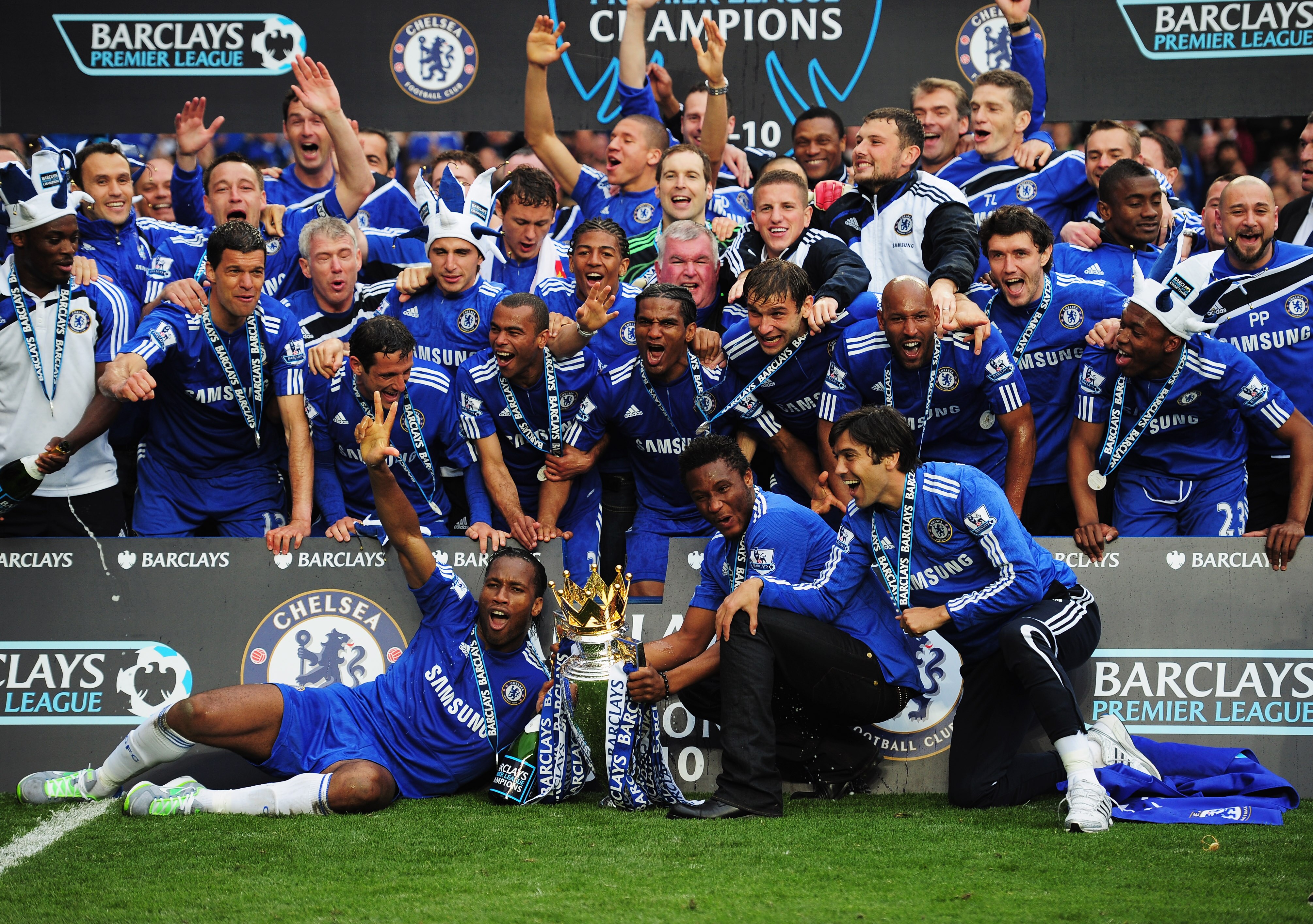 LONDON, ENGLAND - MAY 09:  Chelsea players celebrate with the trophy after the Barclays Premier League match between Chelsea and Wigan Athletic at Stamford Bridge on May 9, 2010 in London, England. Chelsea won 8-0 to win the title.  (Photo by Shaun Botter