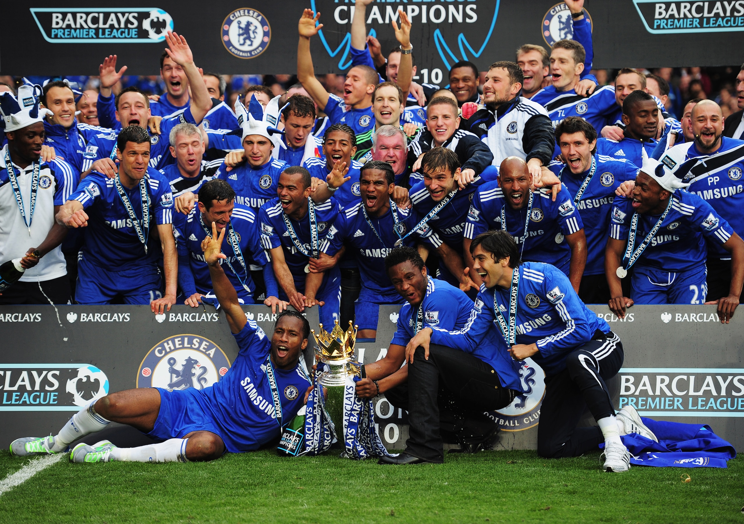 LONDON, ENGLAND - MAY 09:  Chelsea players celebrate with the trophy after the Barclays Premier League match between Chelsea and Wigan Athletic at Stamford Bridge on May 9, 2010 in London, England. Chelsea won 8-0 to win the title.  (Photo by Shaun Botter