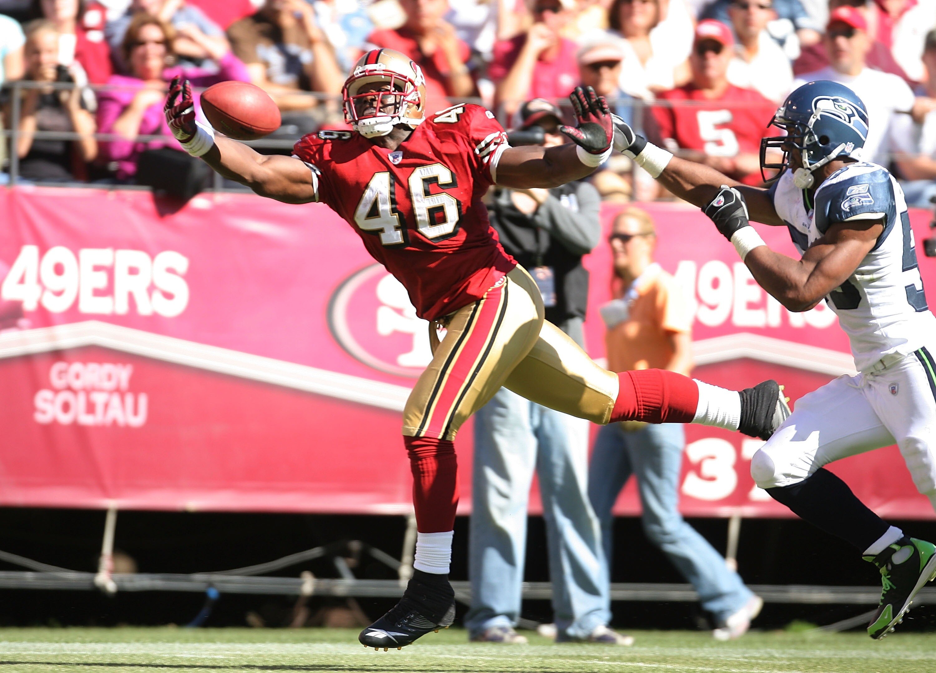 SAN FRANCISCO - SEPTEMBER 30:  Tight end Delanie Walker #46 of the San Francisco 49ers nearly makes a one-handed catch during a game against the Seattle Seahawks at Monster Park September 30, 2007 in San Francisco, California.  (Photo by Greg Trott/Getty