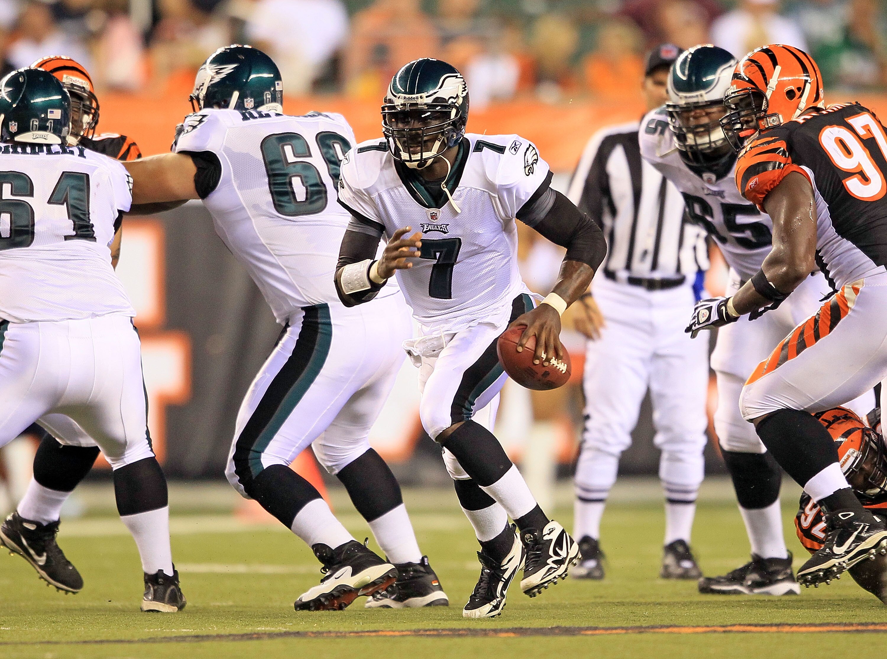 CINCINNATI - AUGUST 20:  Michael Vick #7 of the Philadelphia Eagles runs with the ball during the NFL preseason game against the Cincinnati Bengals at Paul Brown Stadium on August 20, 2010 in Cincinnati, Ohio.  (Photo by Andy Lyons/Getty Images)