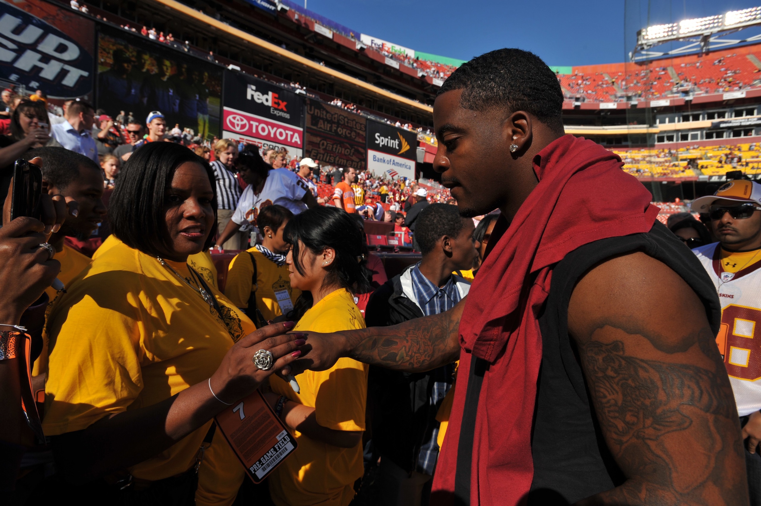 LANDOVER, MD - NOVEMBER 15:  Clinton Portis #26 of the Washington Redskins signs autographs before the game against the Denver Broncos at FedExField on November 15, 2009 in Landover, Maryland. The Redskins won 27-17. (Photo by Larry French/Getty Images)
