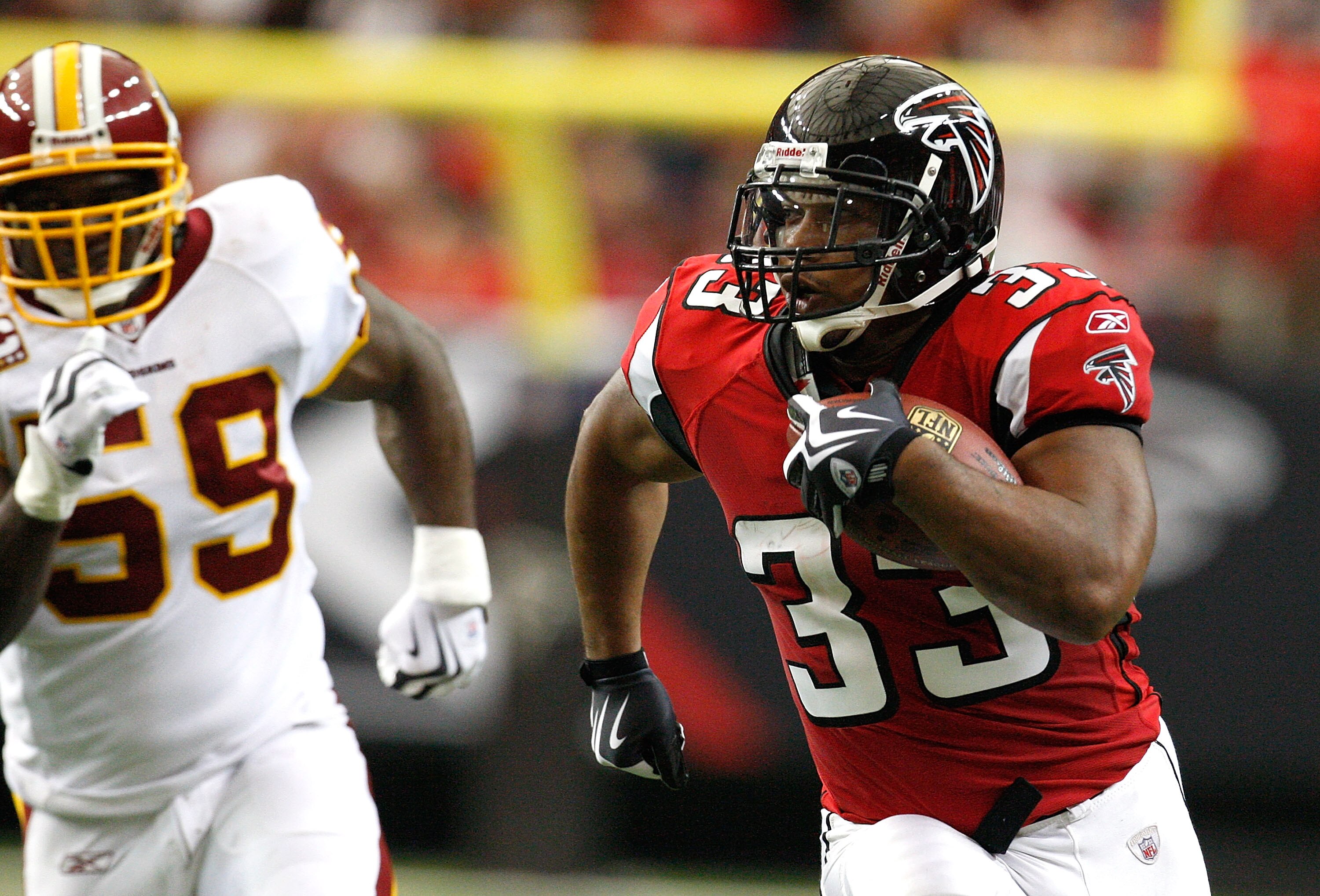 ATLANTA - NOVEMBER 08:  Michael Turner #33 of the Atlanta Falcons rushes upfield past London Fletcher #59 of the Washington Redskins at Georgia Dome on November 8, 2009 in Atlanta, Georgia.  (Photo by Kevin C. Cox/Getty Images)