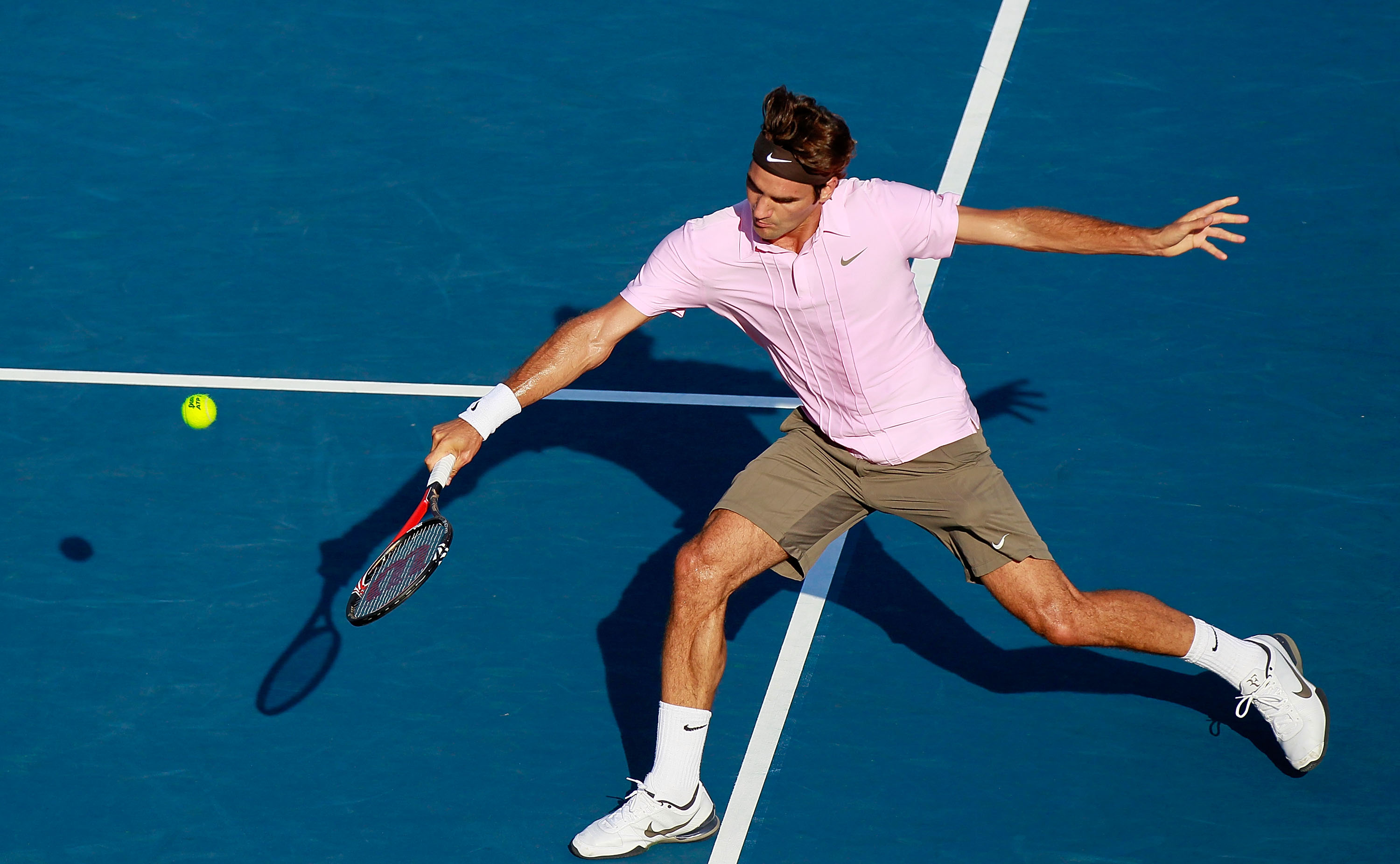 CINCINNATI - AUGUST 20:  Roger Federer of Switzerland returns a backhand to Nikolay Davydenko of Russia during Day 5 of the Western & Southern Financial Group Masters at the Lindner Family Tennis Center on August 20, 2010 in Cincinnati, Ohio.  (Photo by K