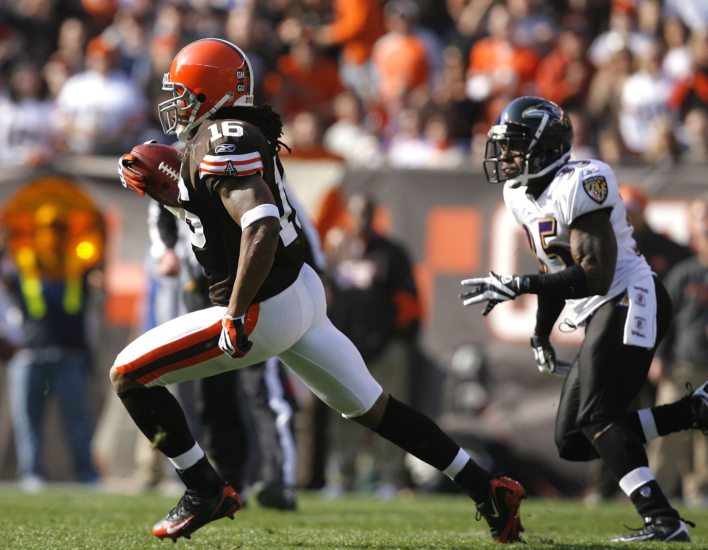 CLEVELAND - NOVEMBER 2:  Joshua Cribbs #16 of the Cleveland Browns returns a kickoff for a touchdown past Corey Ivy #35 of the Baltimore Ravens during the first quarter of their NFL game at Cleveland Browns Stadium November 2, 2008 in Cleveland, Ohio.  (P