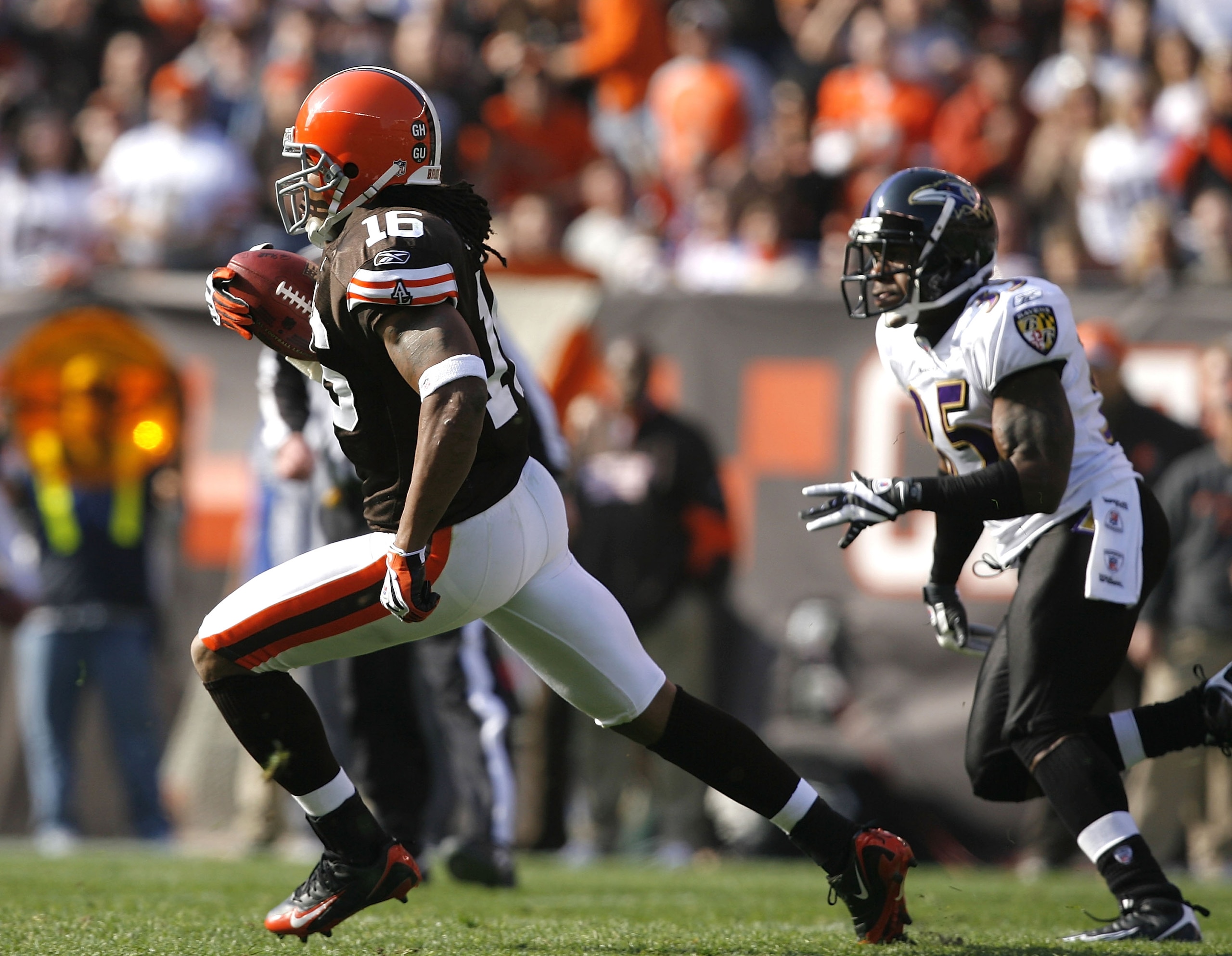 CLEVELAND - NOVEMBER 2:  Joshua Cribbs #16 of the Cleveland Browns returns a kickoff for a touchdown past Corey Ivy #35 of the Baltimore Ravens during the first quarter of their NFL game at Cleveland Browns Stadium November 2, 2008 in Cleveland, Ohio.  (P