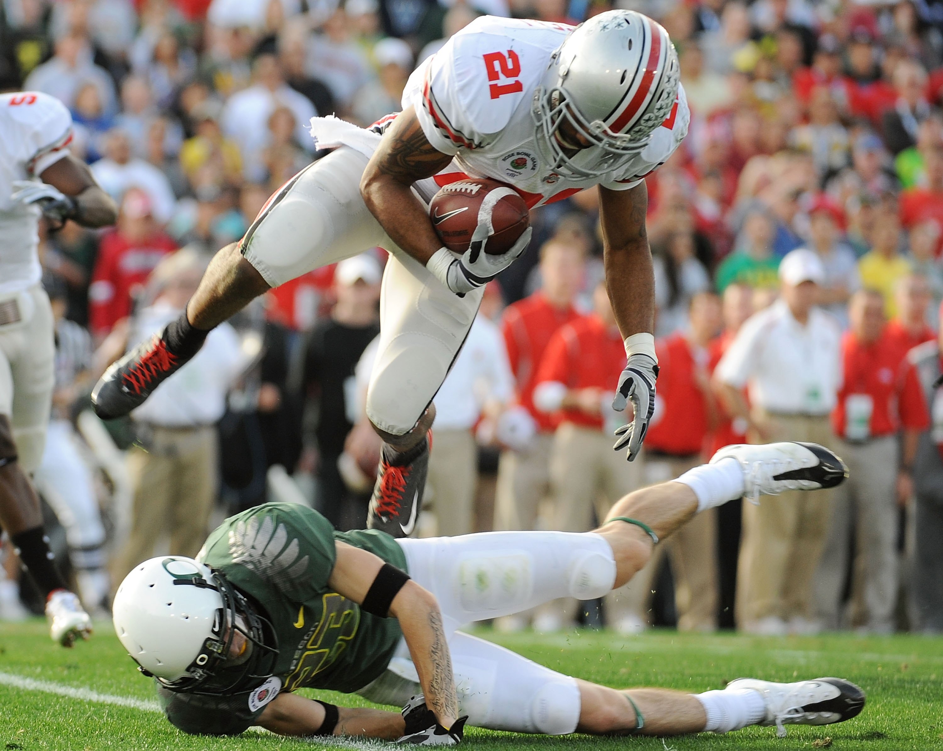 PASADENA, CA - JANUARY 01:  Anderson Russell #21 of the Ohio State Buckeyes returns a kick against the Oregon Ducks during the 96th Rose Bowl game on January 1, 2010 in Pasadena, California.  (Photo by Harry How/Getty Images)