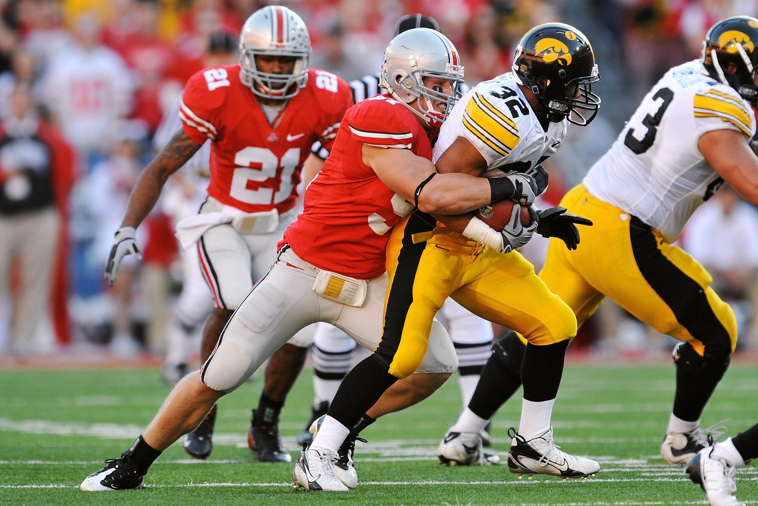 COLUMBUS, OH - NOVEMBER 14:  Linebacker Ross Homan #51 of the Ohio State Buckeyes tackles running back Adam Robinson #32 of the Iowa Hawkeyes at Ohio Stadium on November 14, 2009 in Columbus, Ohio.  (Photo by Jamie Sabau/Getty Images)