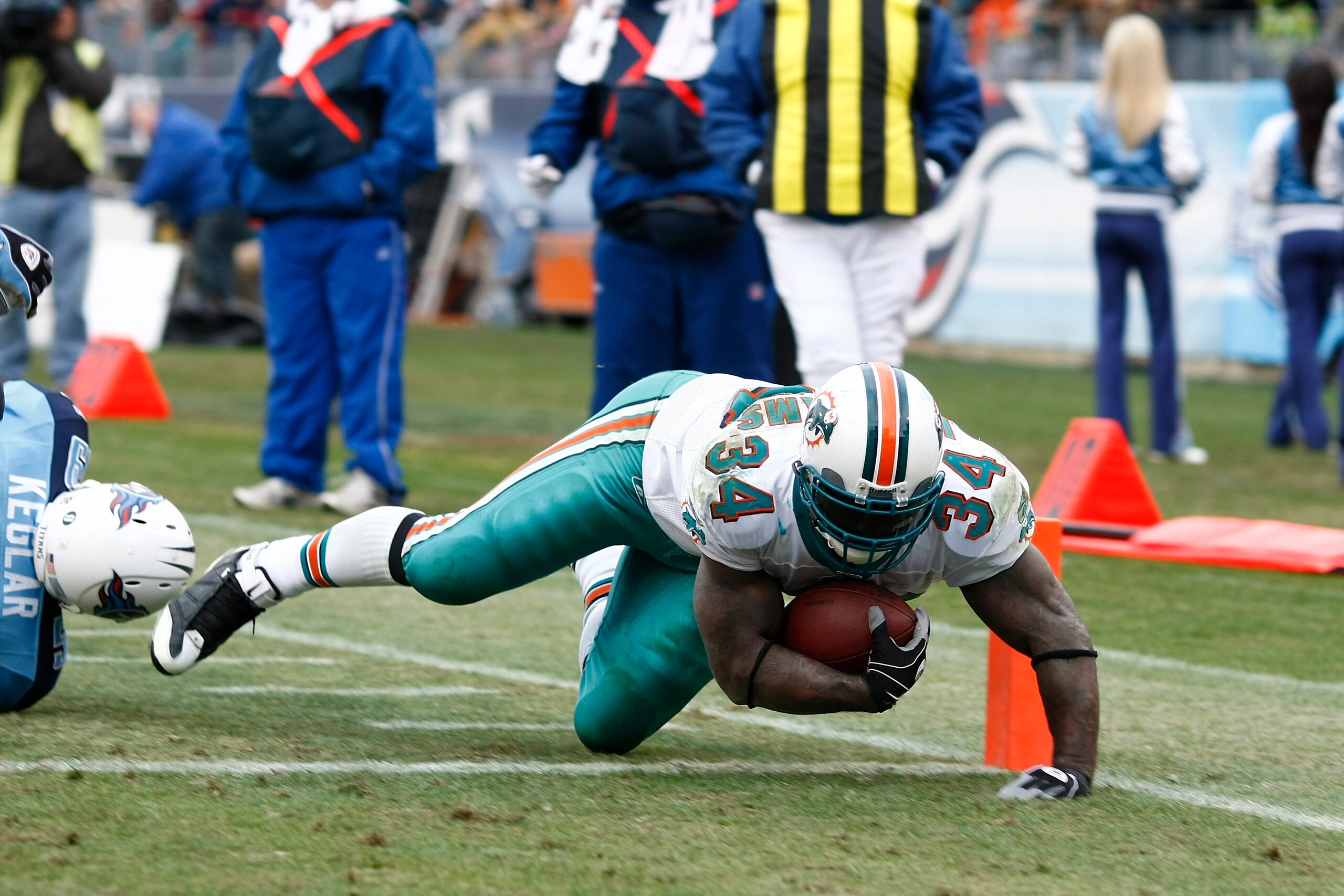 NASHVILLE, TN - DECEMBER 20: Ricky Williams #34 of the Miami Dolphins runs for a touchdown against the Tennessee Titans at LP Field on December 20, 2009 in Nashville, Tennessee. The Titans defeated the Dolphins 27-24 in overtime. (Photo by Joe Robbins/Get