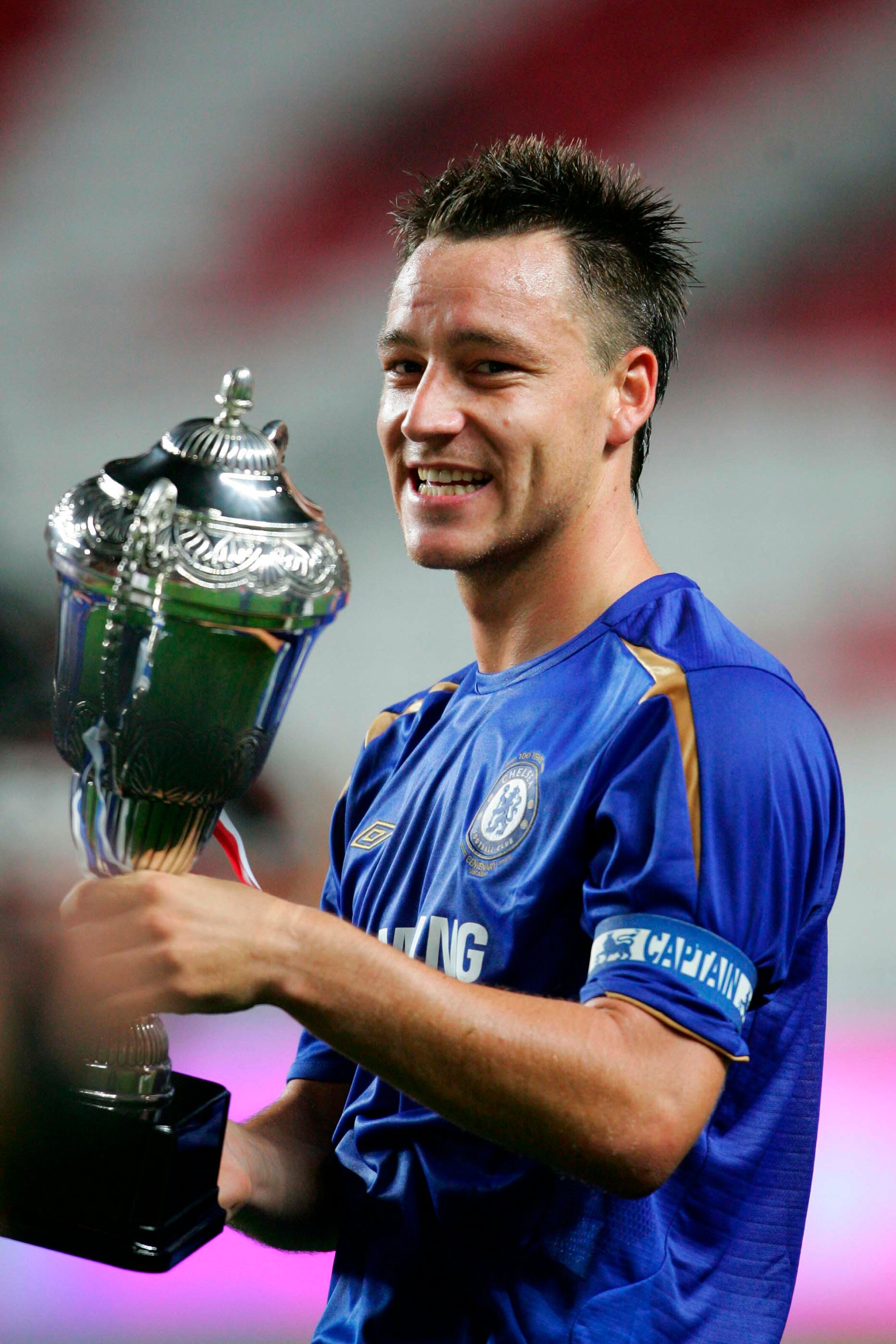 LISBON, PORTUGAL - JULY 17:   John Terry lifts the cup during the pre-season match between Benfica and Chelsea at the Estadio da Luz on July 17, 2005 in Lisbon, Portugal. (Photo by Jamie McDonald/Getty Images)