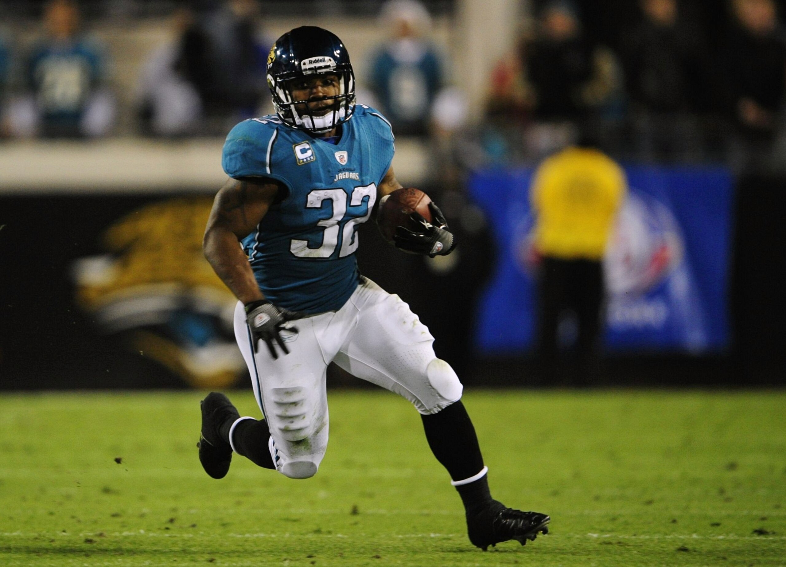 JACKSONVILLE, FL - DECEMBER 17:  Maurice Jones-Drew #32 of the Jacksonville Jaguarsruns the ball against the Indianapolis Colts at Jacksonville Municipal Stadium on December 17, 2009 in Jacksonville, Florida.  (Photo by Sam Greenwood/Getty Images)