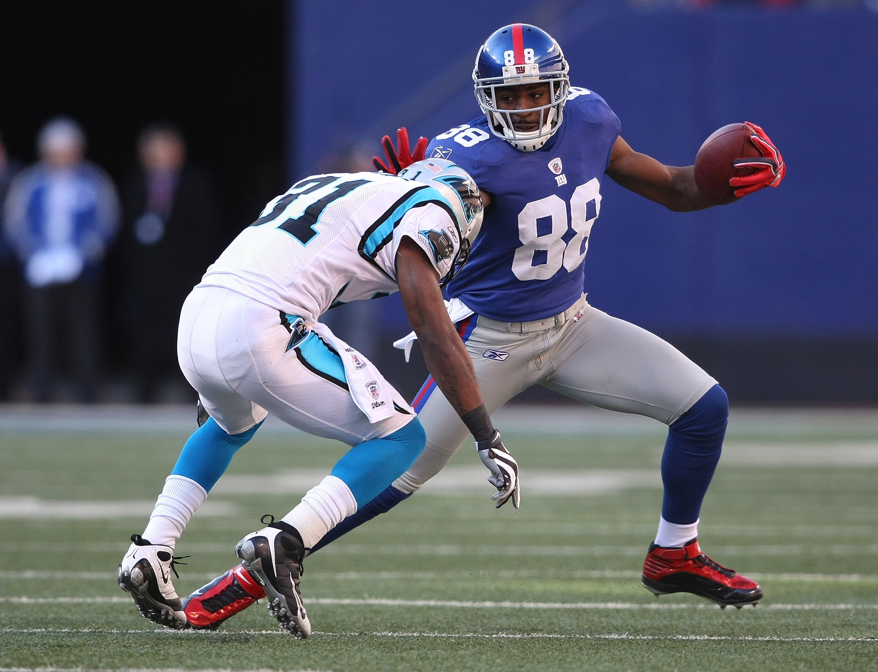 EAST RUTHERFORD, NJ - DECEMBER 27:  Hakeem Nicks #88 of the New York Giants runs past Richard Marshall #31 of the Carolina Panthers at Giants Stadium on December 27, 2009 in East Rutherford, New Jersey.  (Photo by Nick Laham/Getty Images)