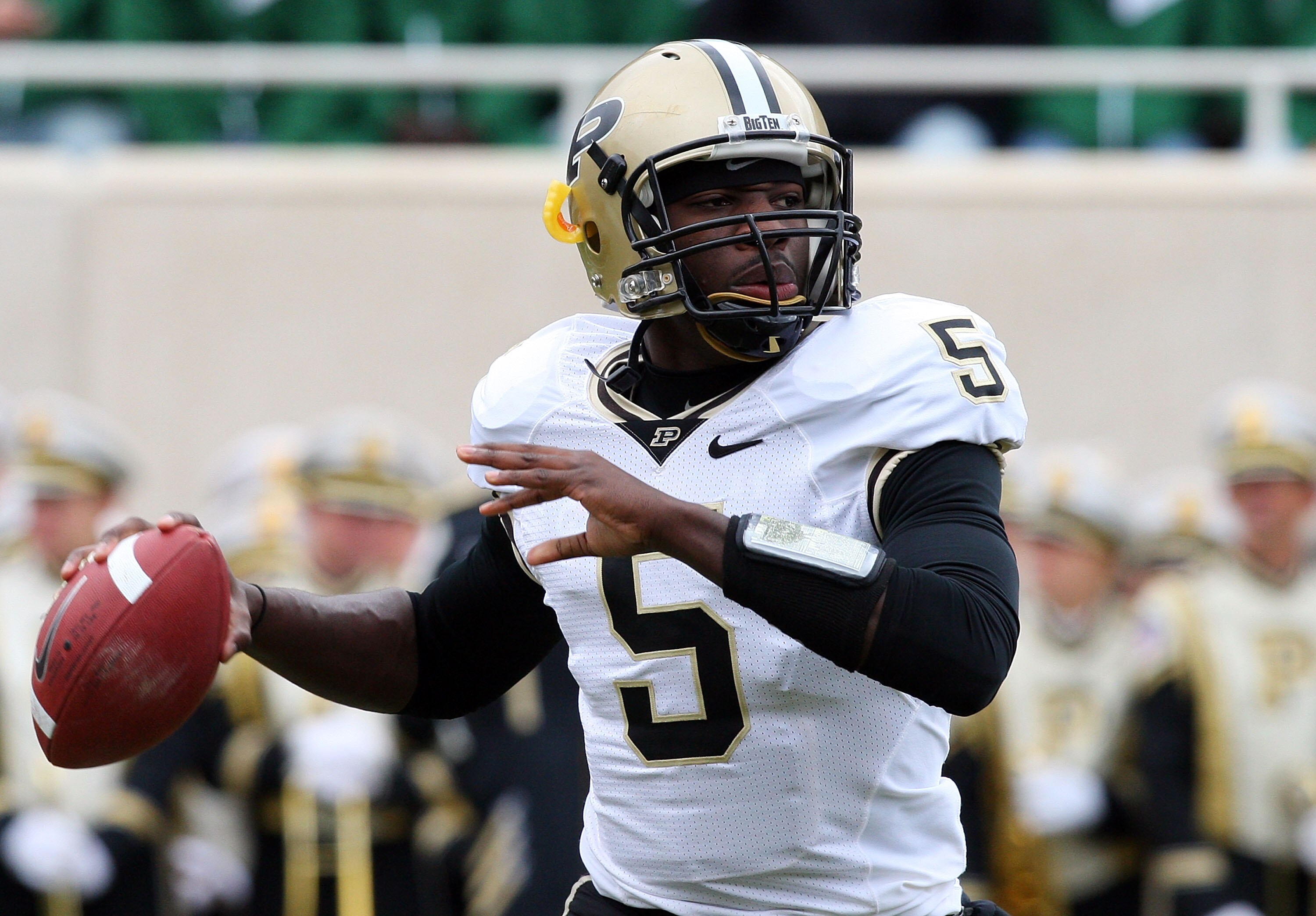 EAST LANSING, MI - NOVEMBER 08:  Justin Siller #5 of the Purdue Boilermakers throws a pass against the Michigan State Spartans at Spartan Stadium on November 8, 2008 in East Lansing, Michigan.  (Photo by Jim McIsaac/Getty Images)