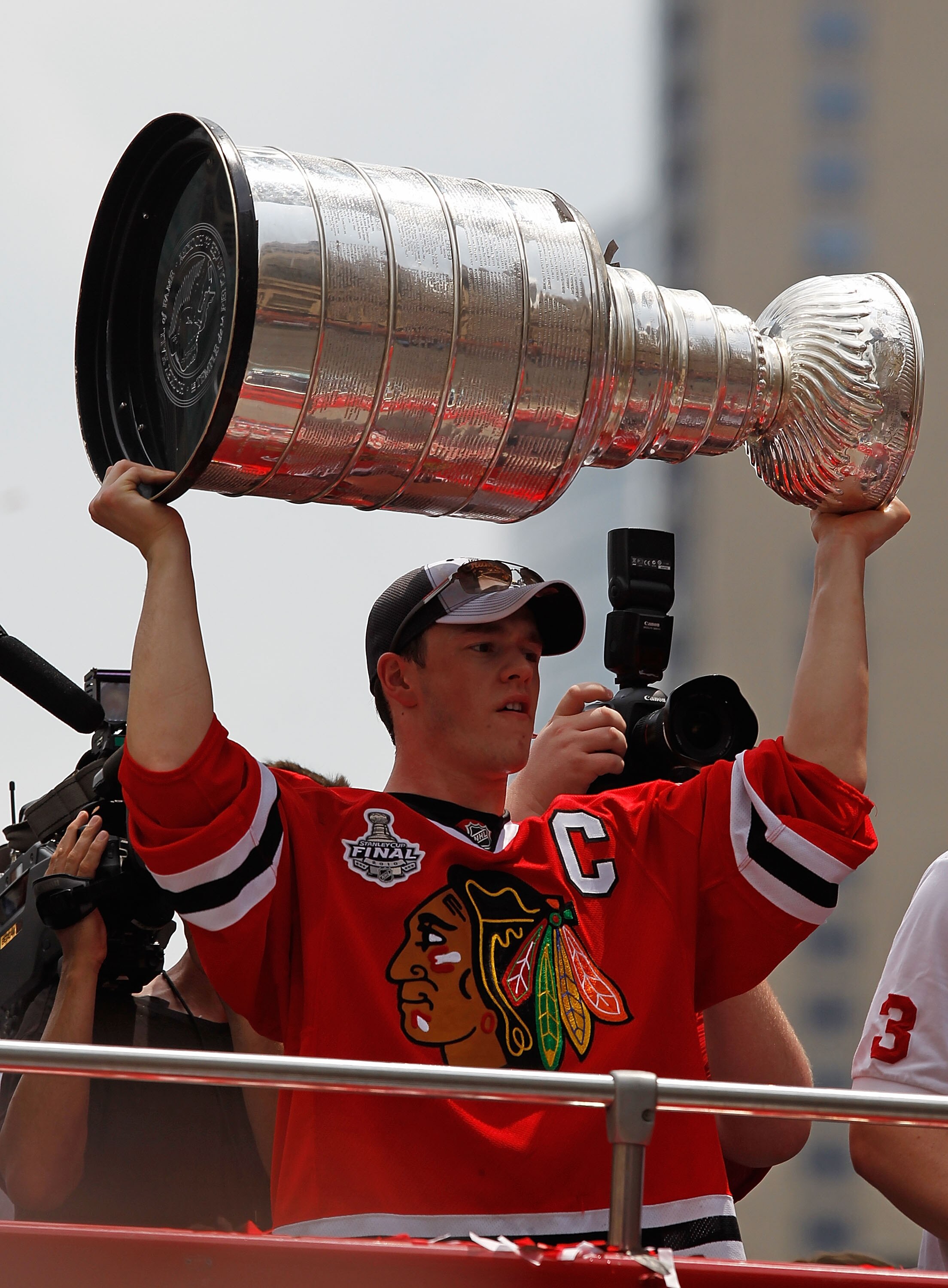 CHICAGO - JUNE 11: Jonathan Toews #19 holds up the Stanley Cup trophy during the Chicago Blackhawks Stanley Cup victory parade and rally on June 11, 2010 in Chicago, Illinois. (Photo by Jonathan Daniel/Getty Images)
