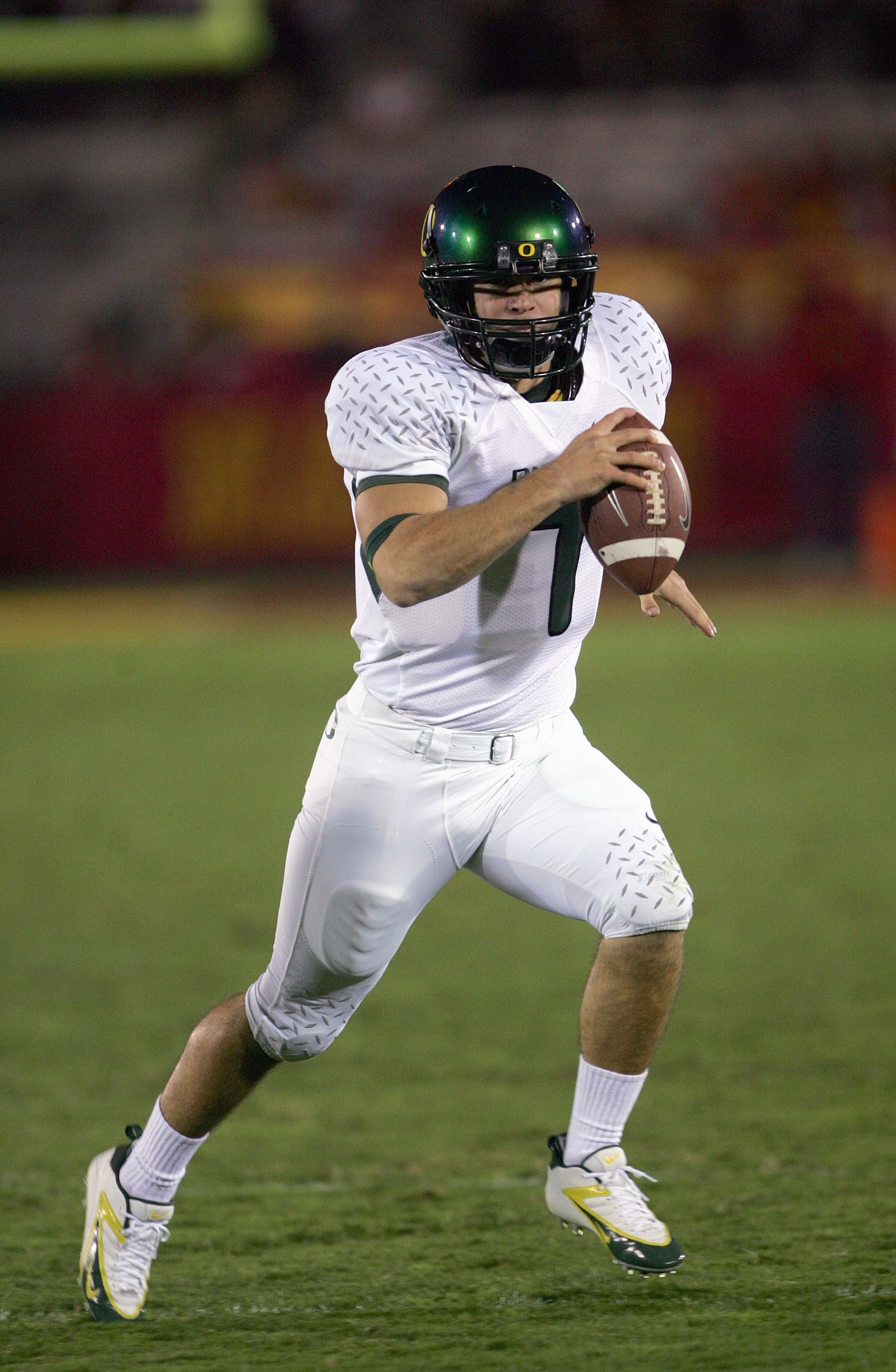 LOS ANGELES - NOVEMBER 11:  Nathan Costa #7 of the Oregon Ducks runs with the ball during the game against the USC Trojans on November 11, 2006 at the Los Angeles Memorial Coliseum in Los Angeles, California. (Photo by Stephen Dunn/Getty Images)