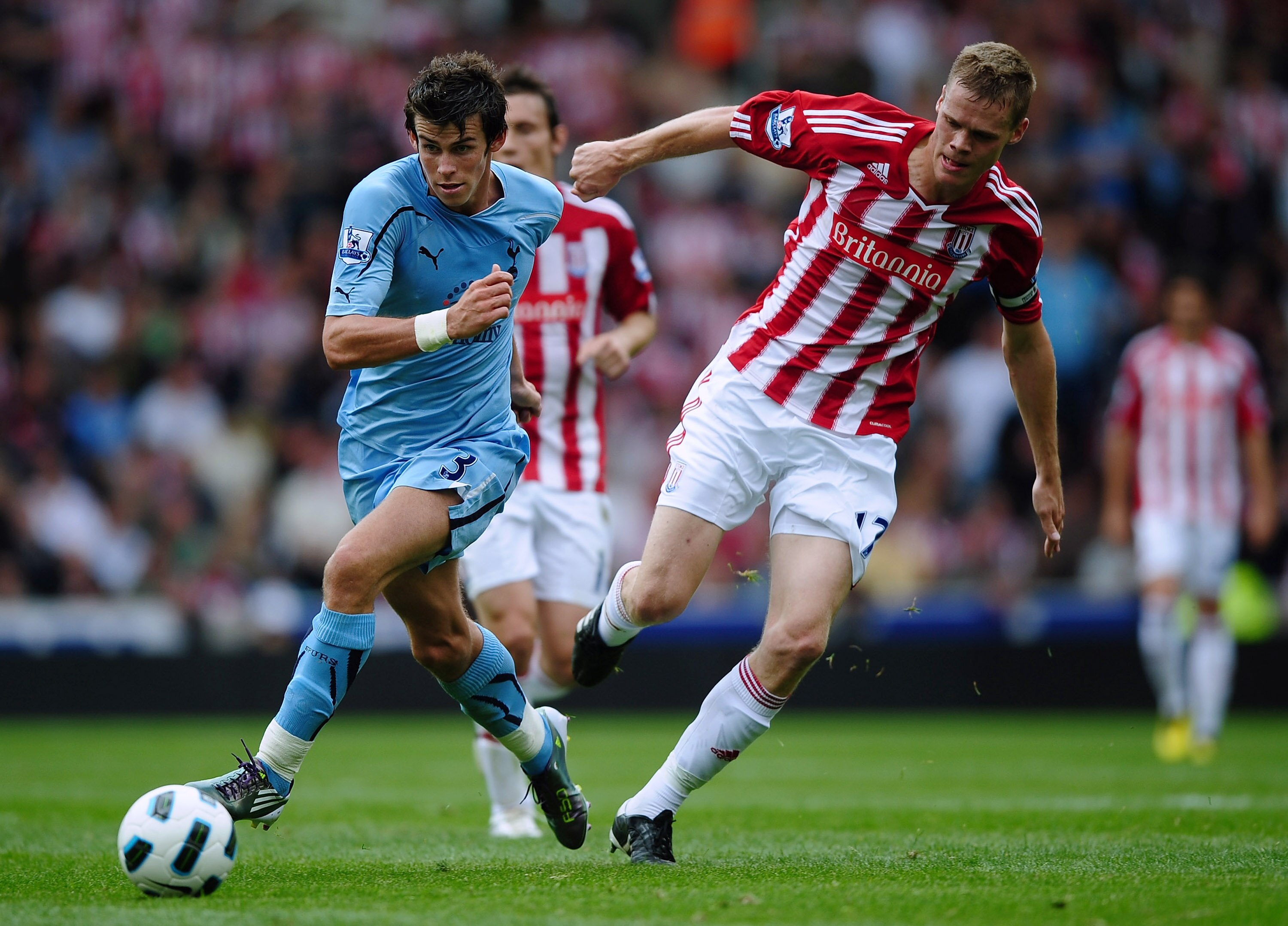 STOKE ON TRENT, ENGLAND - AUGUST 21:  Ryan Shawcross (R) of Stoke battles with Gareth Bale of Tottenham during the Barclays Premier League match between Stoke City and Tottenham Hotspur at the Britannia Stadium on August 21, 2010 in Stoke on Trent, Englan