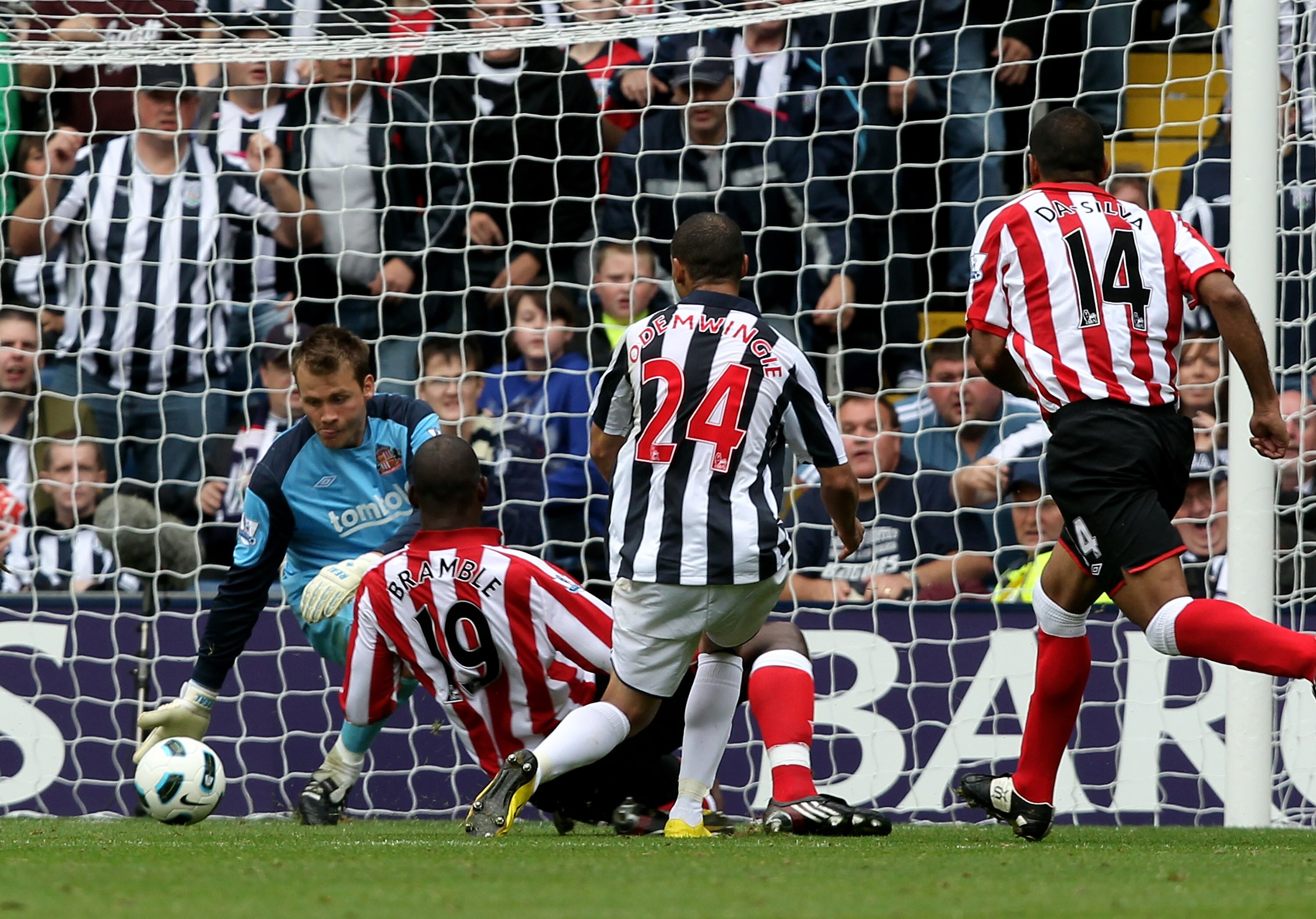 WEST BROMWICH, ENGLAND - AUGUST 21:  Peter Odemwingie of West Brom scores the opening goal   during the Barclays Premier League match between Sunderland and West Bromwich Albion at The Hawthorns on August 21, 2010 in West Bromwich, England.  (Photo by Ros