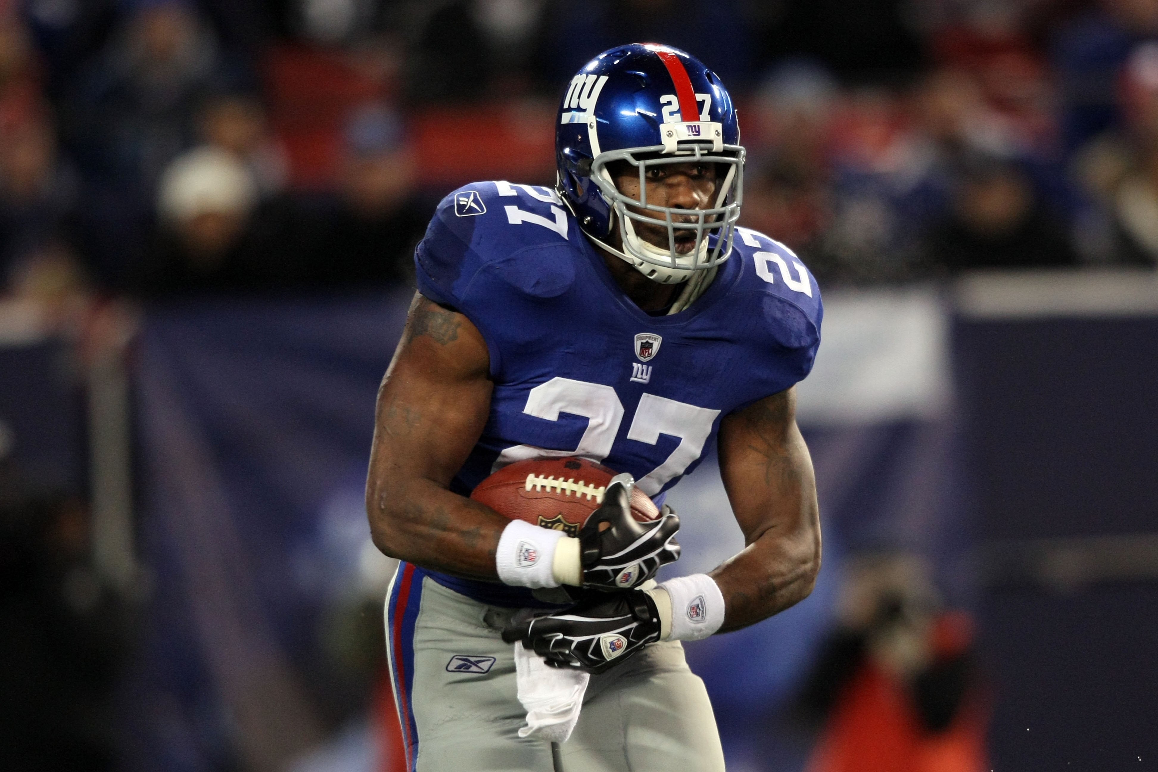 EAST RUTHERFORD, NJ - DECEMBER 13:  Brandon Jacobs #27 of the New York Giants runs the ball against the Philadelphia Eagles at Giants Stadium on December 13, 2009 in East Rutherford, New Jersey.  (Photo by Nick Laham/Getty Images)