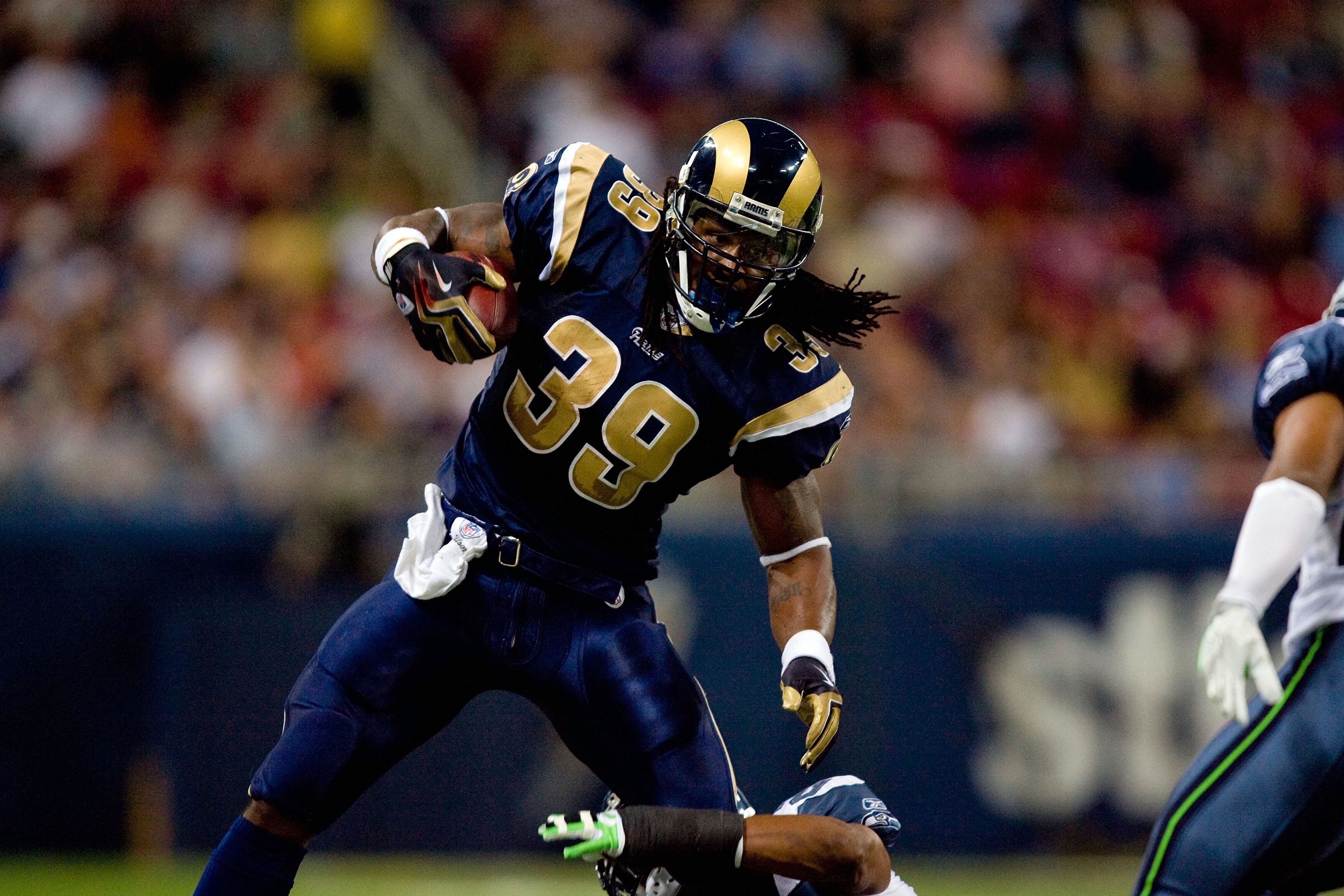 ST. LOUIS - NOVEMBER 29:  Steven Jackson #39 of the St. Louis Rams runs with the ball for yardage against the Seattle Seahawks during their NFL game at Edward Jones Dome on November 29, 2009 in St. Louis, Missouri. The Seahawks defeated the Rams 27-17.  (